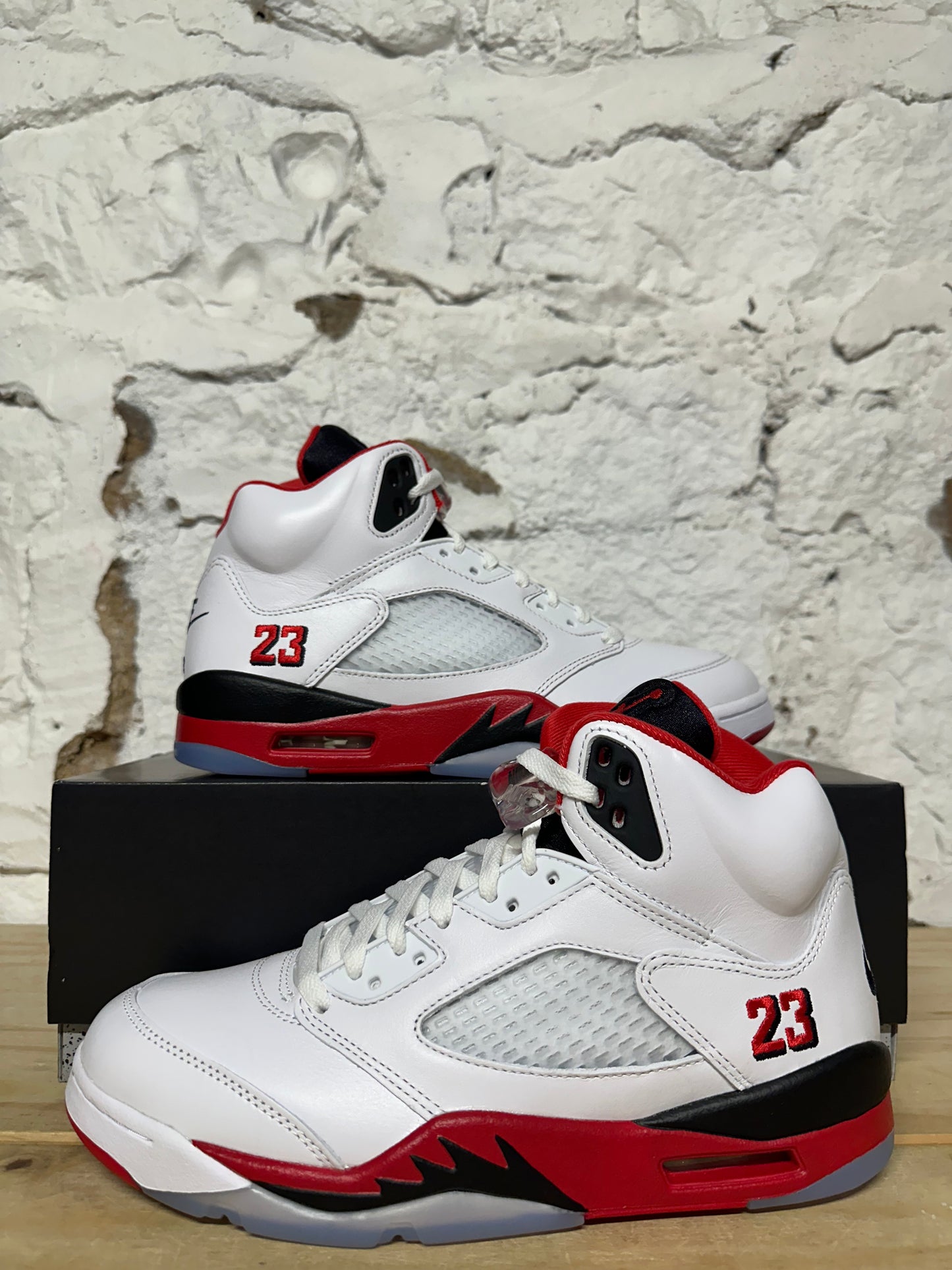 Air Jordan 5 Fire Red Black Tongue (2025) Sz 9 DS