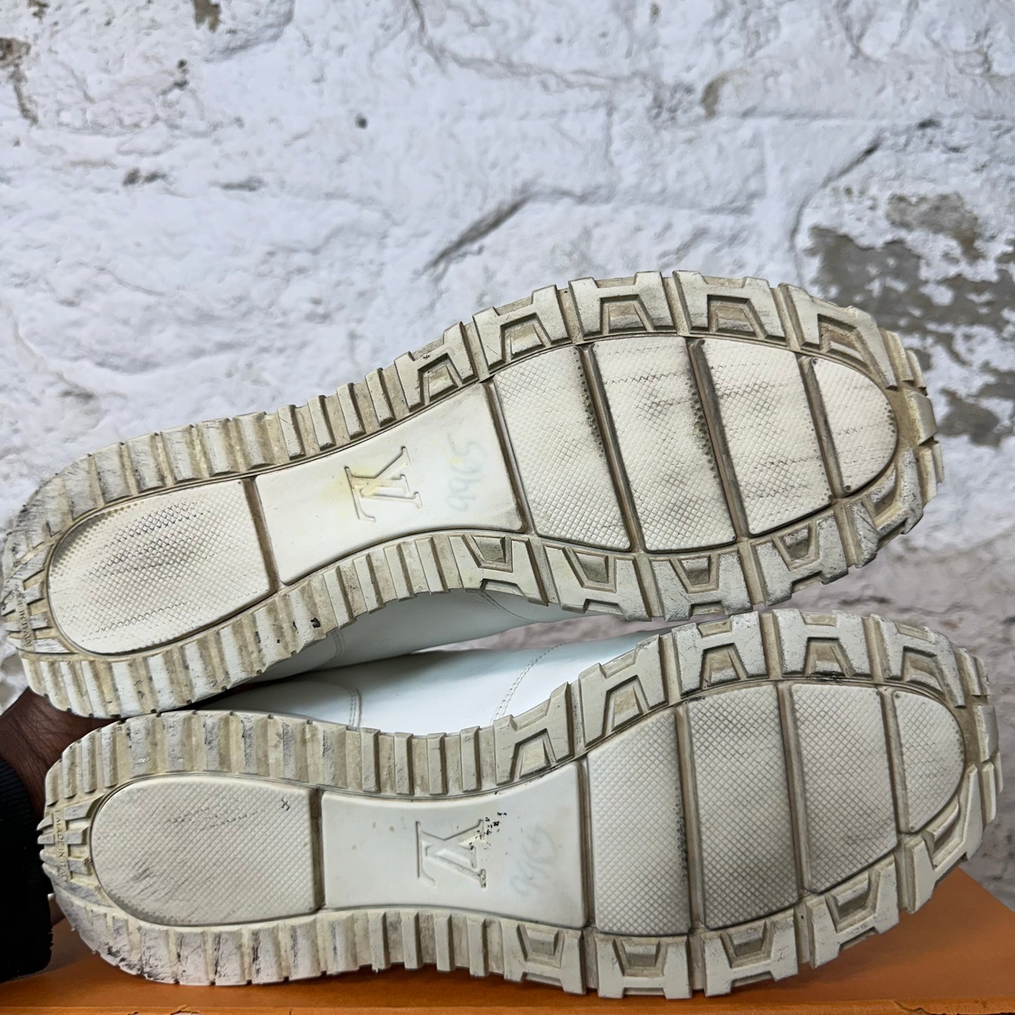 Louis Vuitton Triple White Runaway Sneaker Sz 10.5 (9LV)