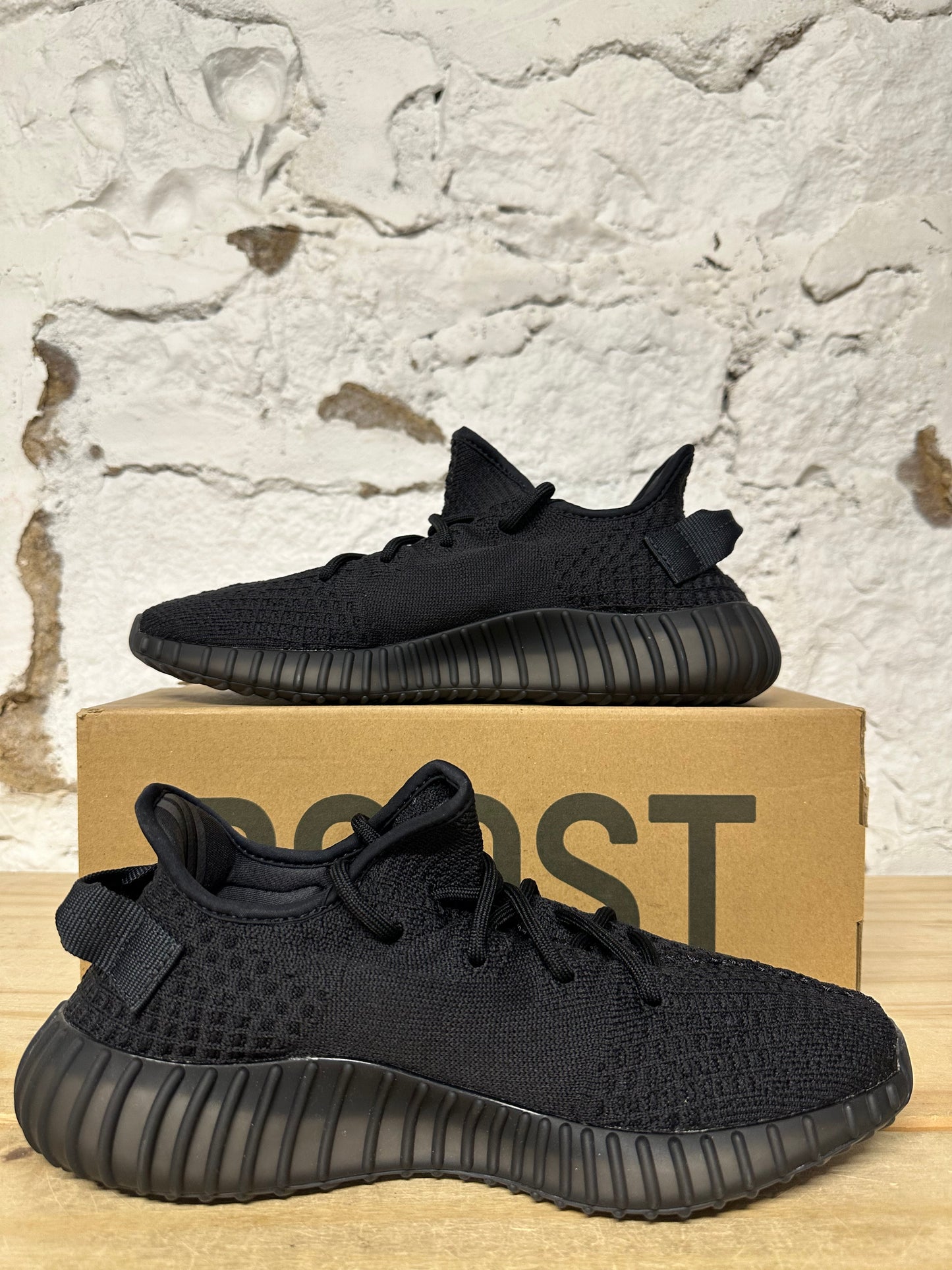 Yeezy 350 V2 Onyx Sz 8 DS