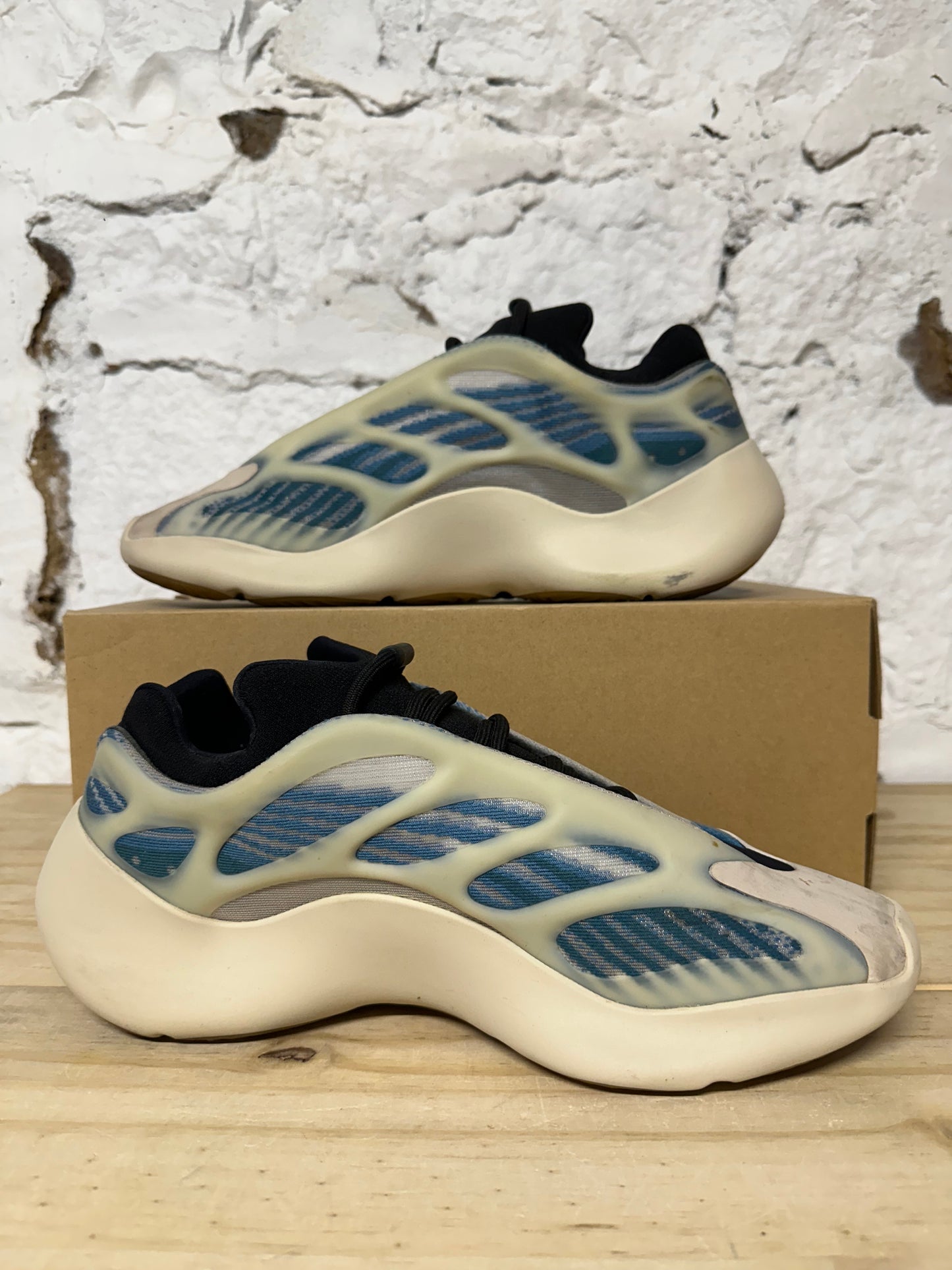 Yeezy 700 Kyanite Sz 10.5