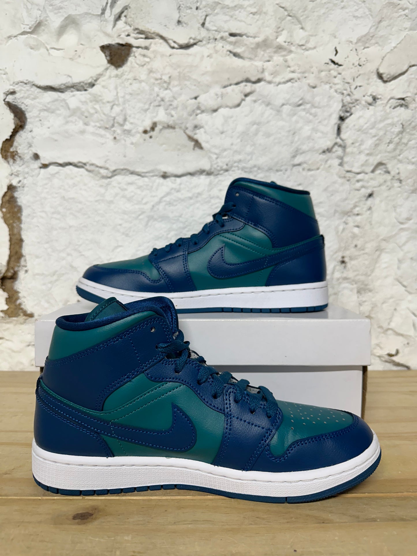 Air Jordan 1 Mid Sky Teal Sz 6.5 (8W)