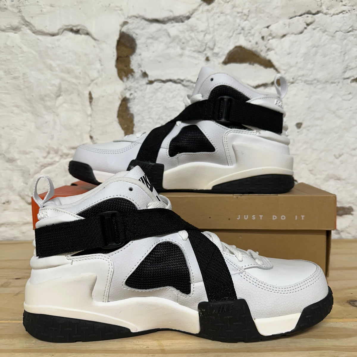 Nike Air Raid White Black Sz 10 DS