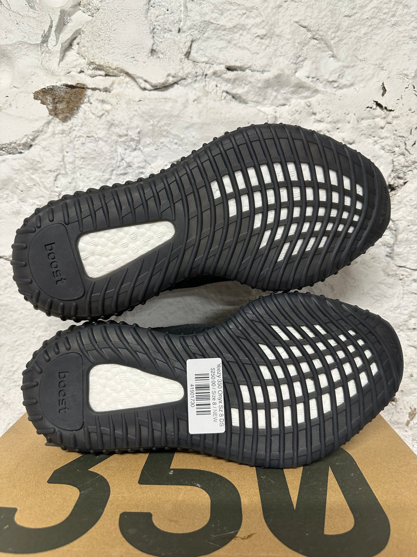 Yeezy 350 V2 Onyx Sz 8 DS