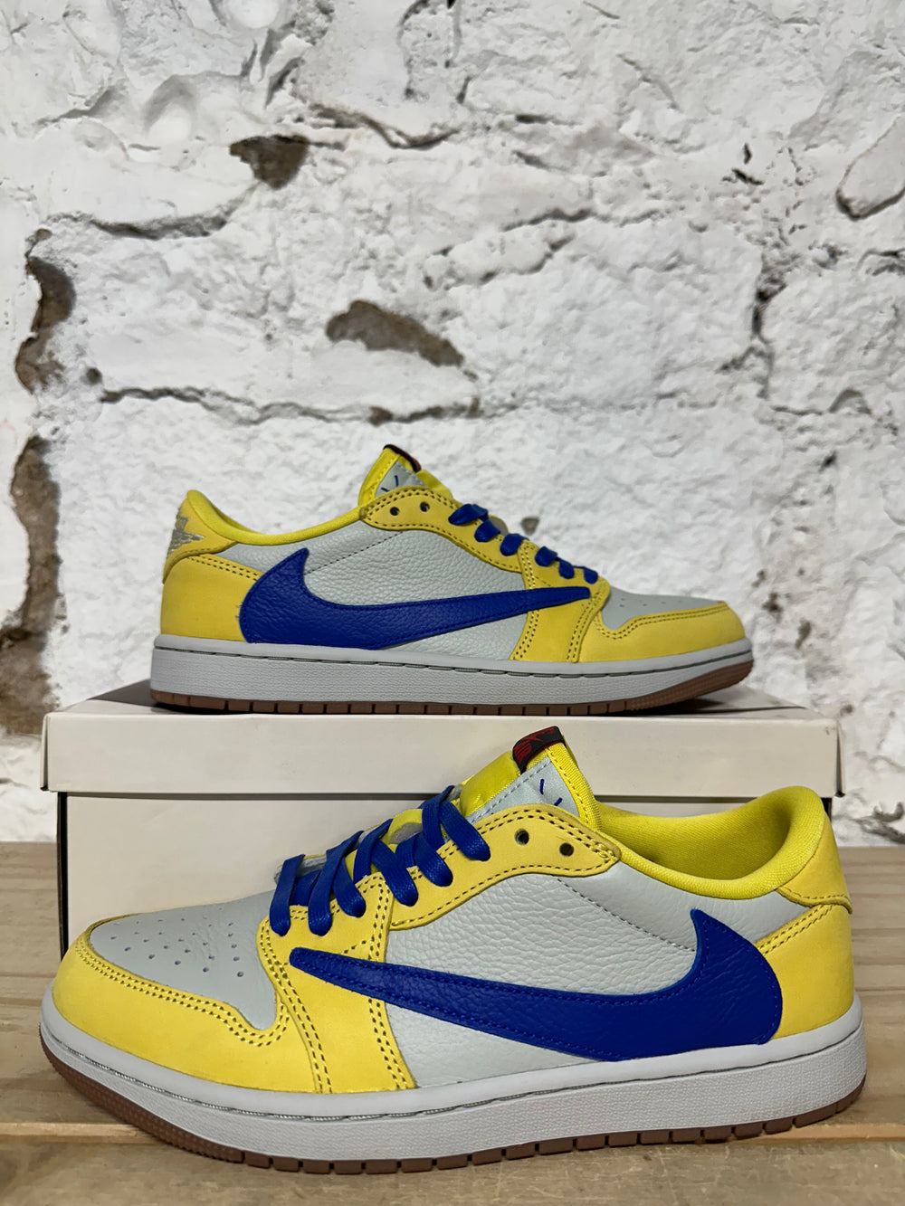 Air Jordan 1 Low Travis Scott Canary Sz 7 (8.5W)