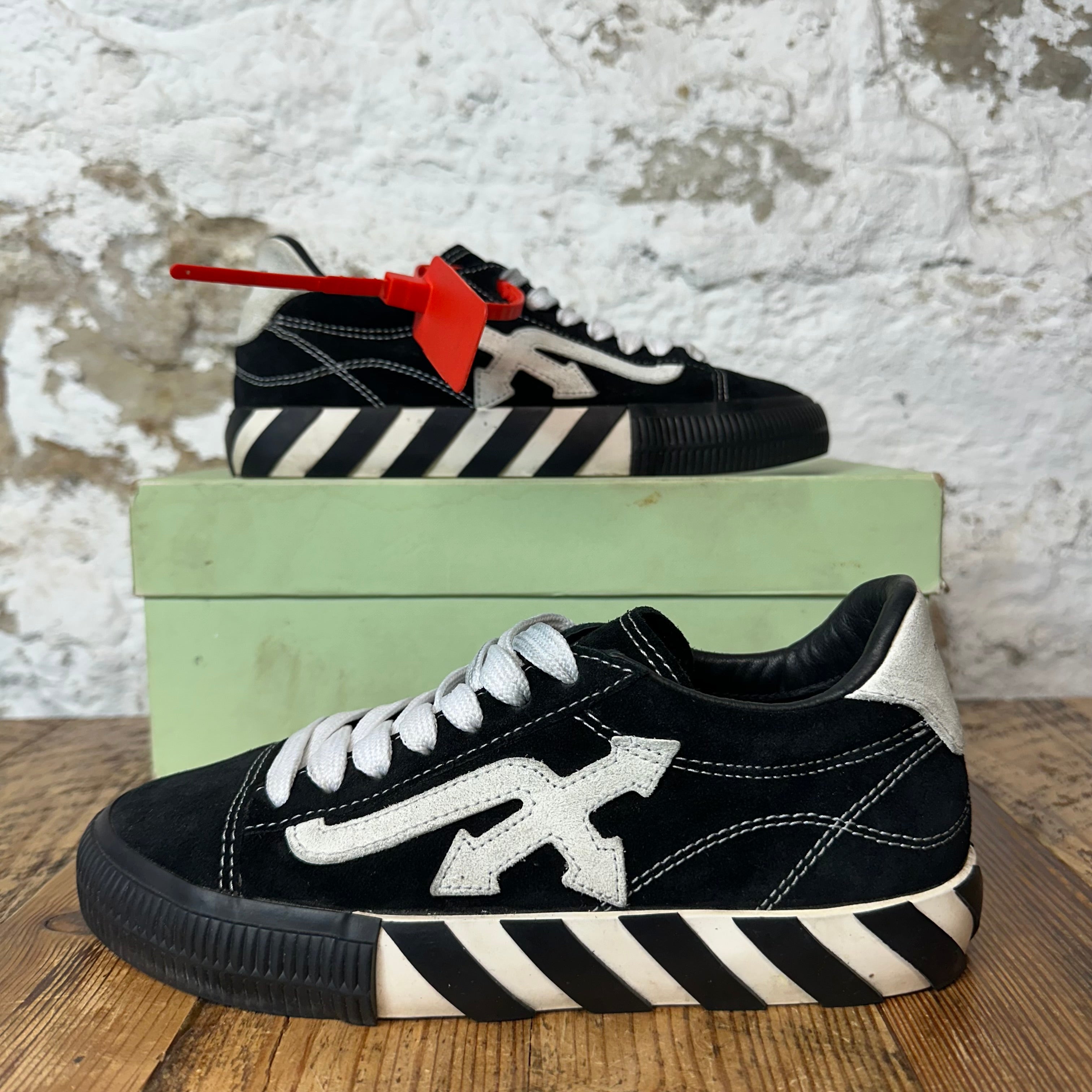 Off White Black White Vulc Sneaker Sz 5 (37)