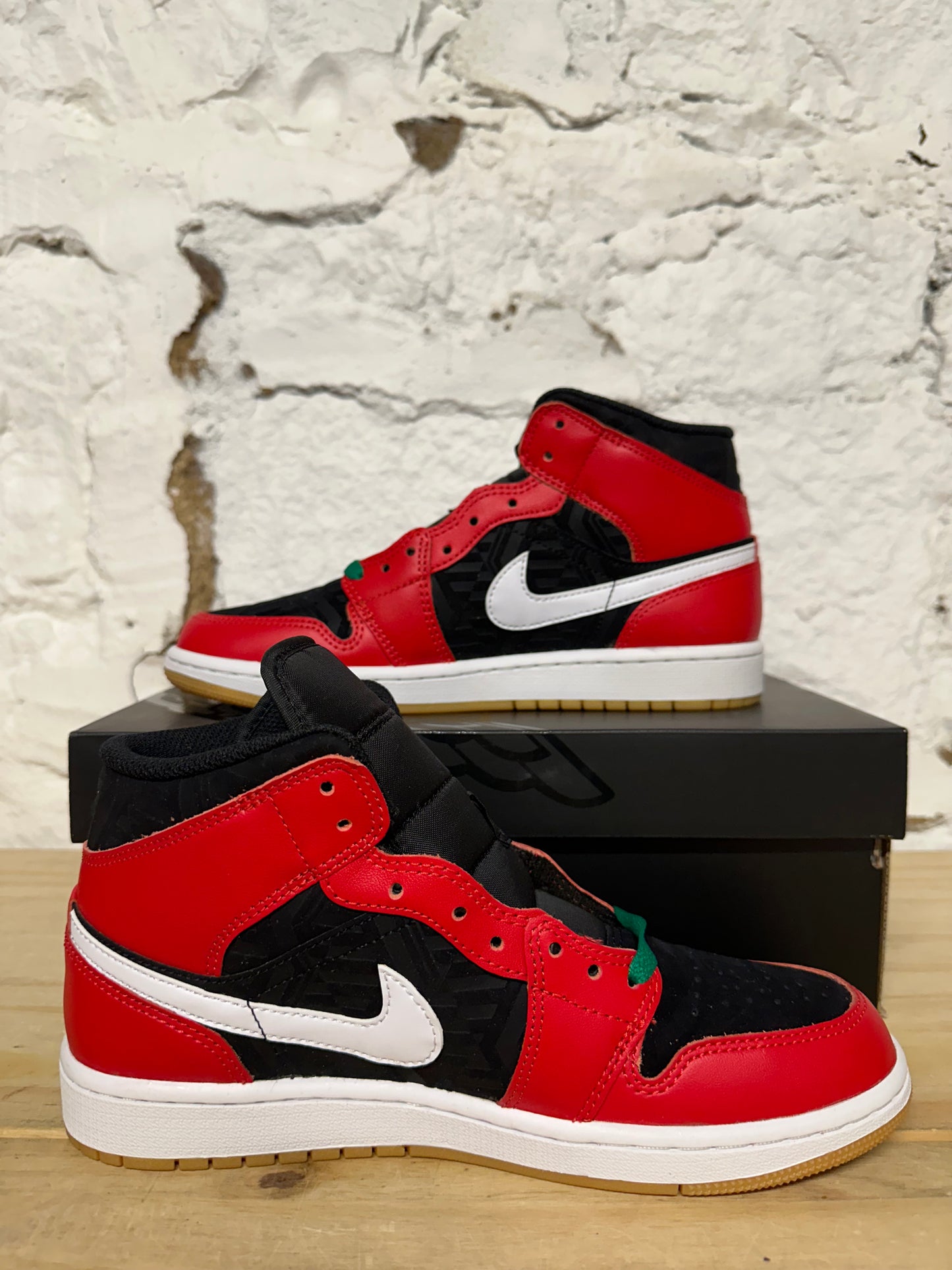 Air Jordan 1 Mid Christmas Sz 7 DS