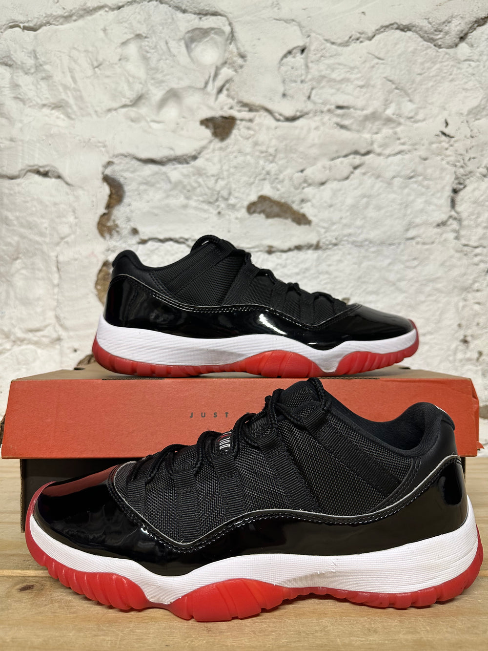 Air Jordan 11 Low Bred Sz 9.5