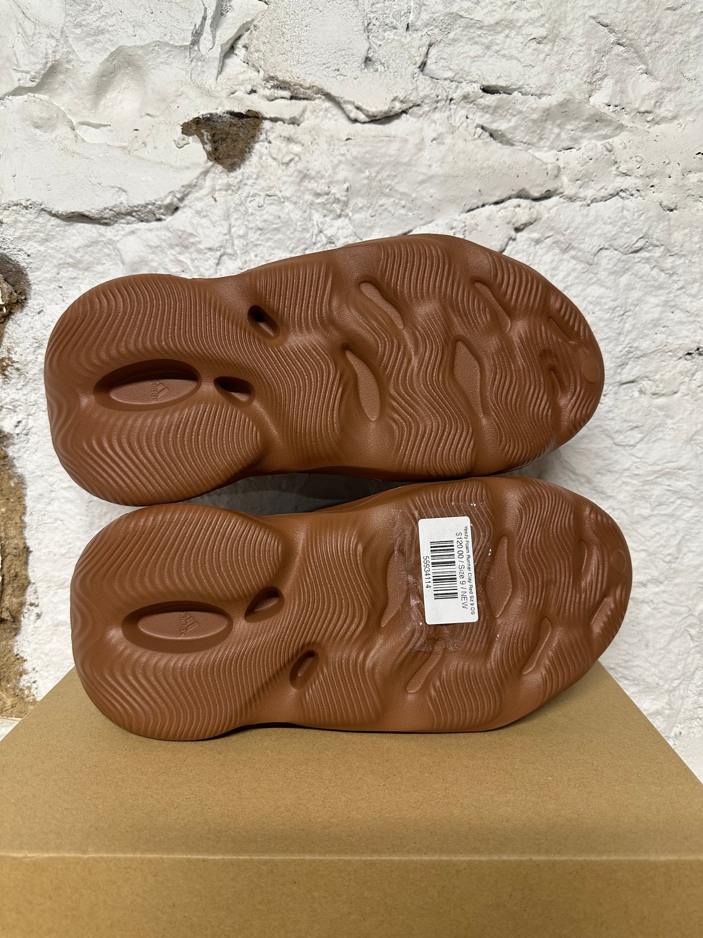 Yeezy Foam RNNR Clay Red Sz 9 DS