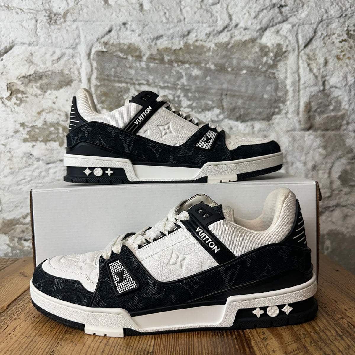 Louis Vuitton Black White Trainer Sneaker Sz 9.5 (8LV)