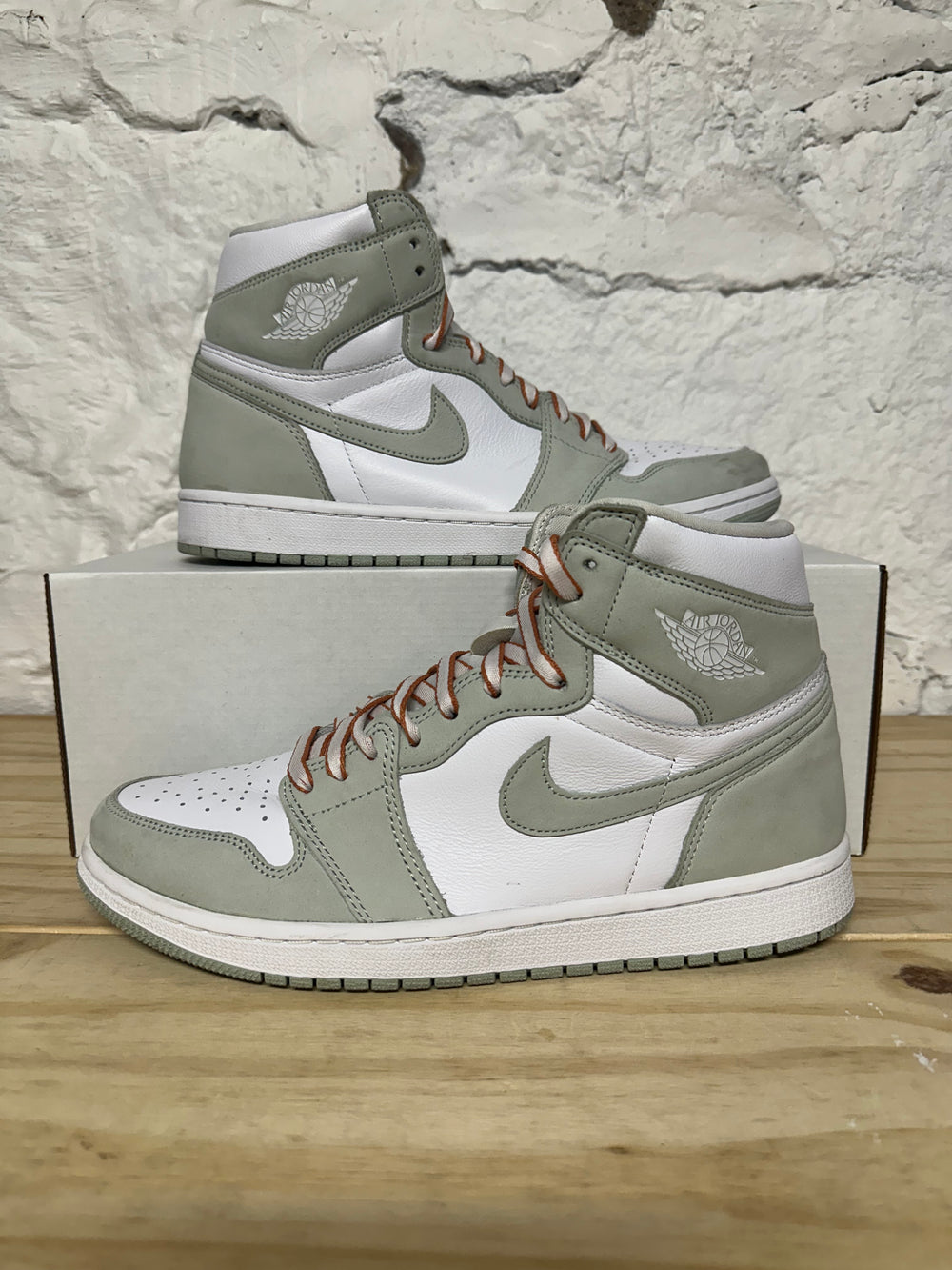 Air Jordan 1 High Seafoam Sz 9.5 (11W)