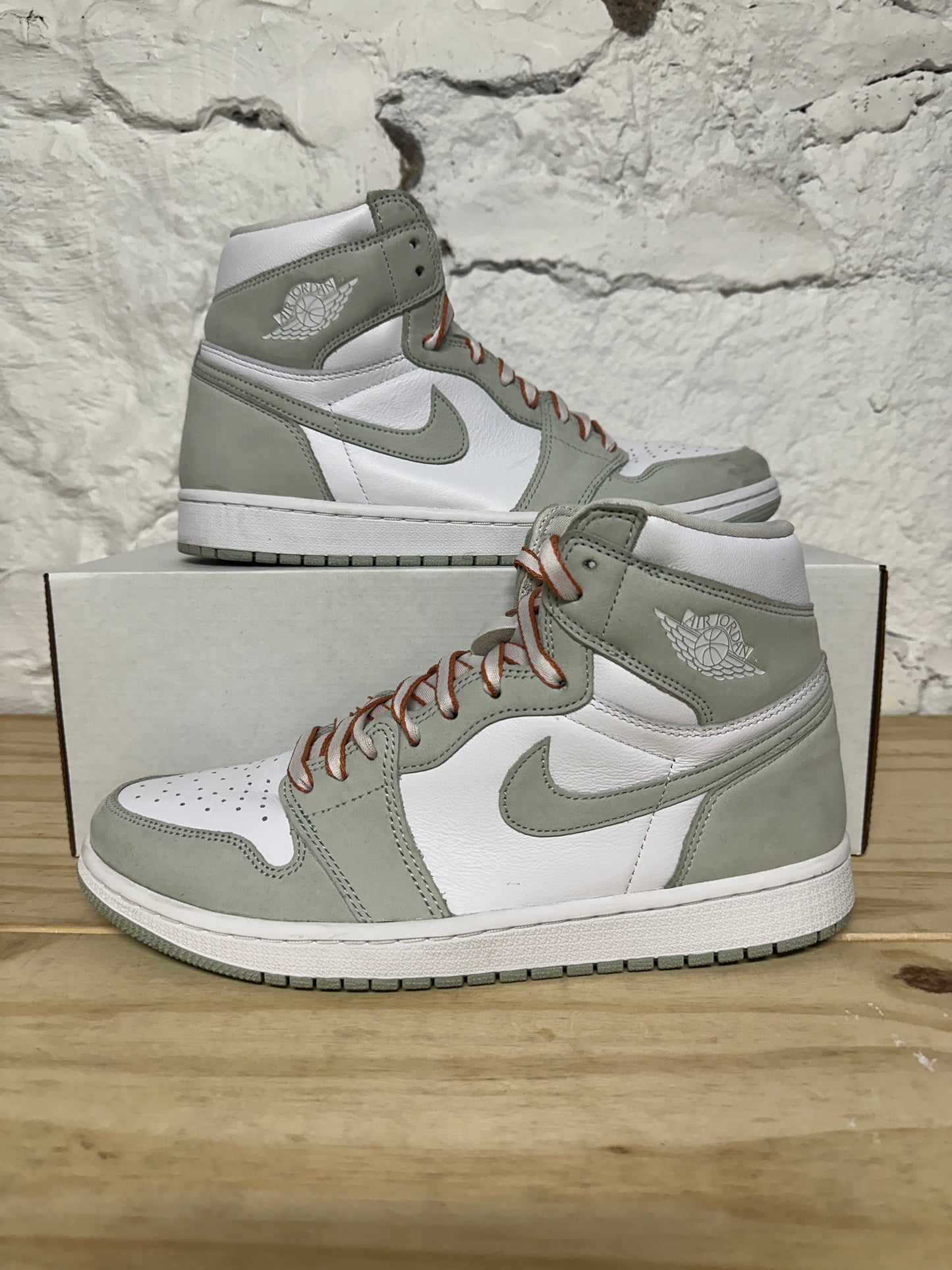 Air Jordan 1 High Seafoam Sz 9.5 (11W)