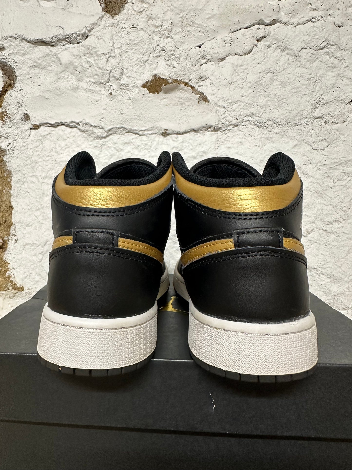 Air Jordan 1 Mid Black Gold Sz 5Y