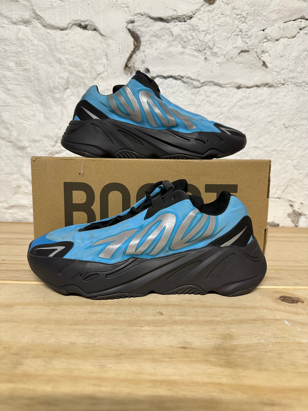 Yeezy 700 MNVN Bright Cyan Sz 6
