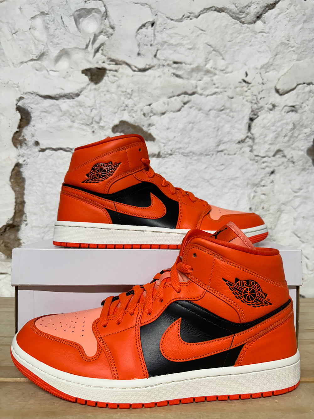 Air Jordan 1 Mid Rush Orange Sz 9.5 (11W) DS