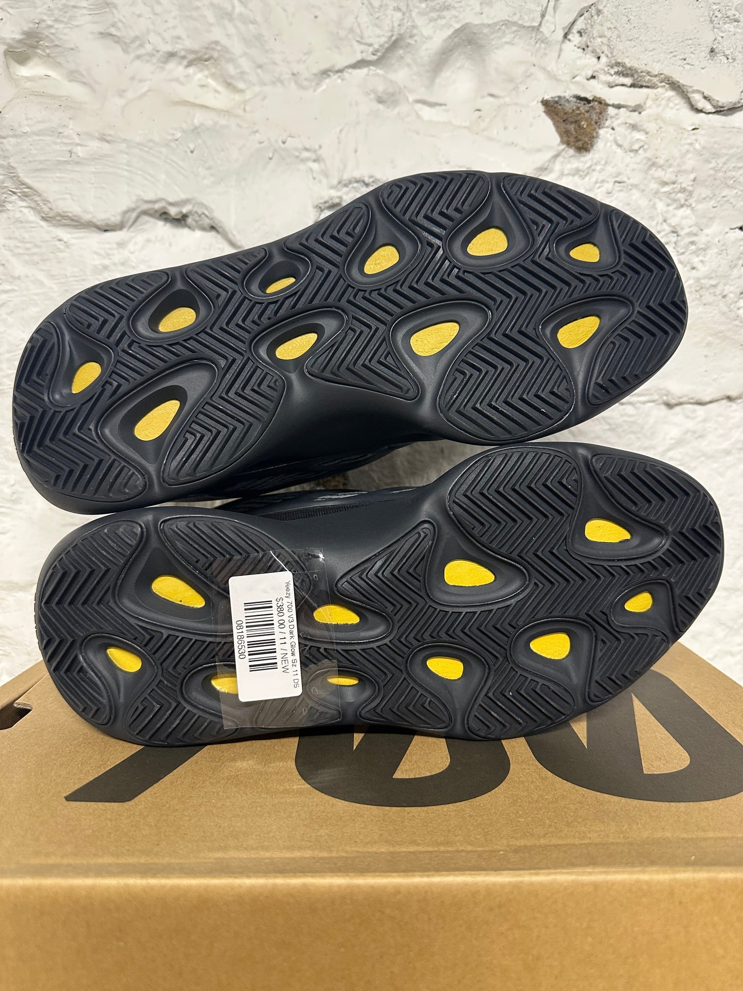 Yeezy 700 V3 Dark Glow Sz 11 DS