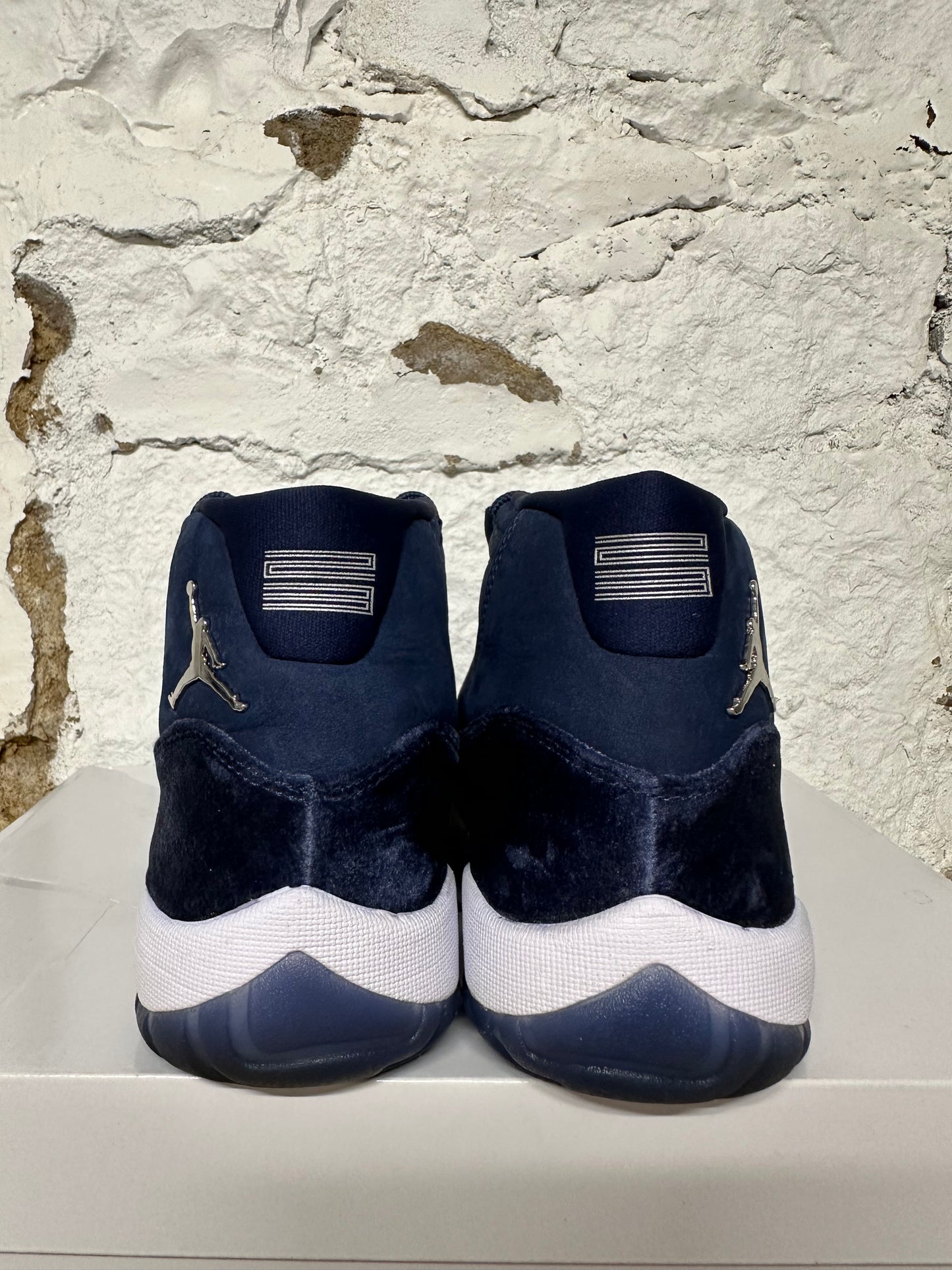 Air Jordan 11 Midnight Navy Velvet Sz 7.5 (9W)