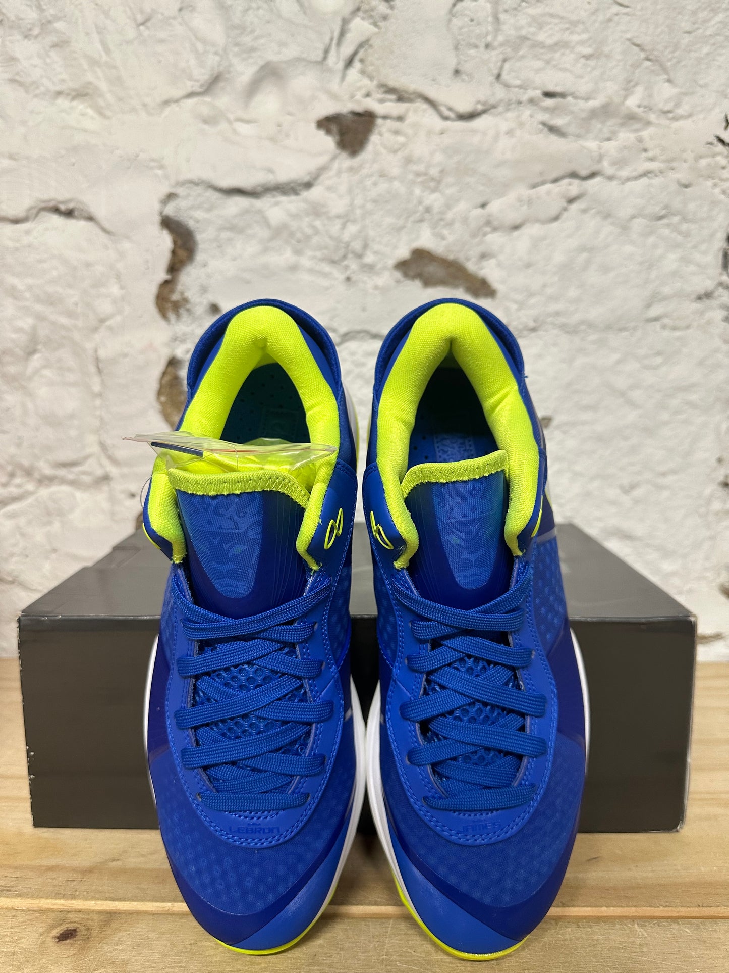 Nike LeBron 8 Low V2 Sprite Sz 8 DS