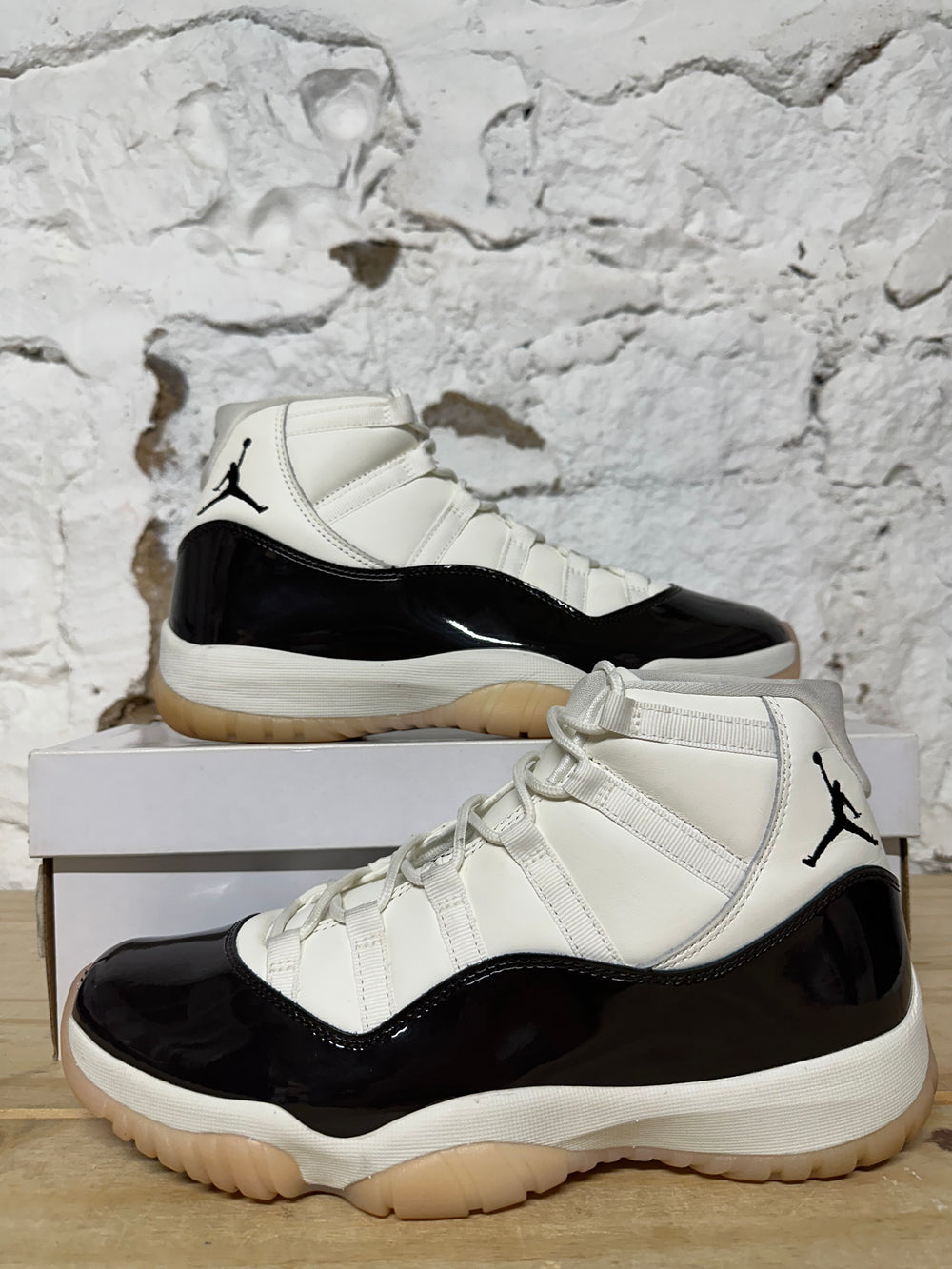 Air Jordan 11 High Neopolitan Sz 10 (11.5W)