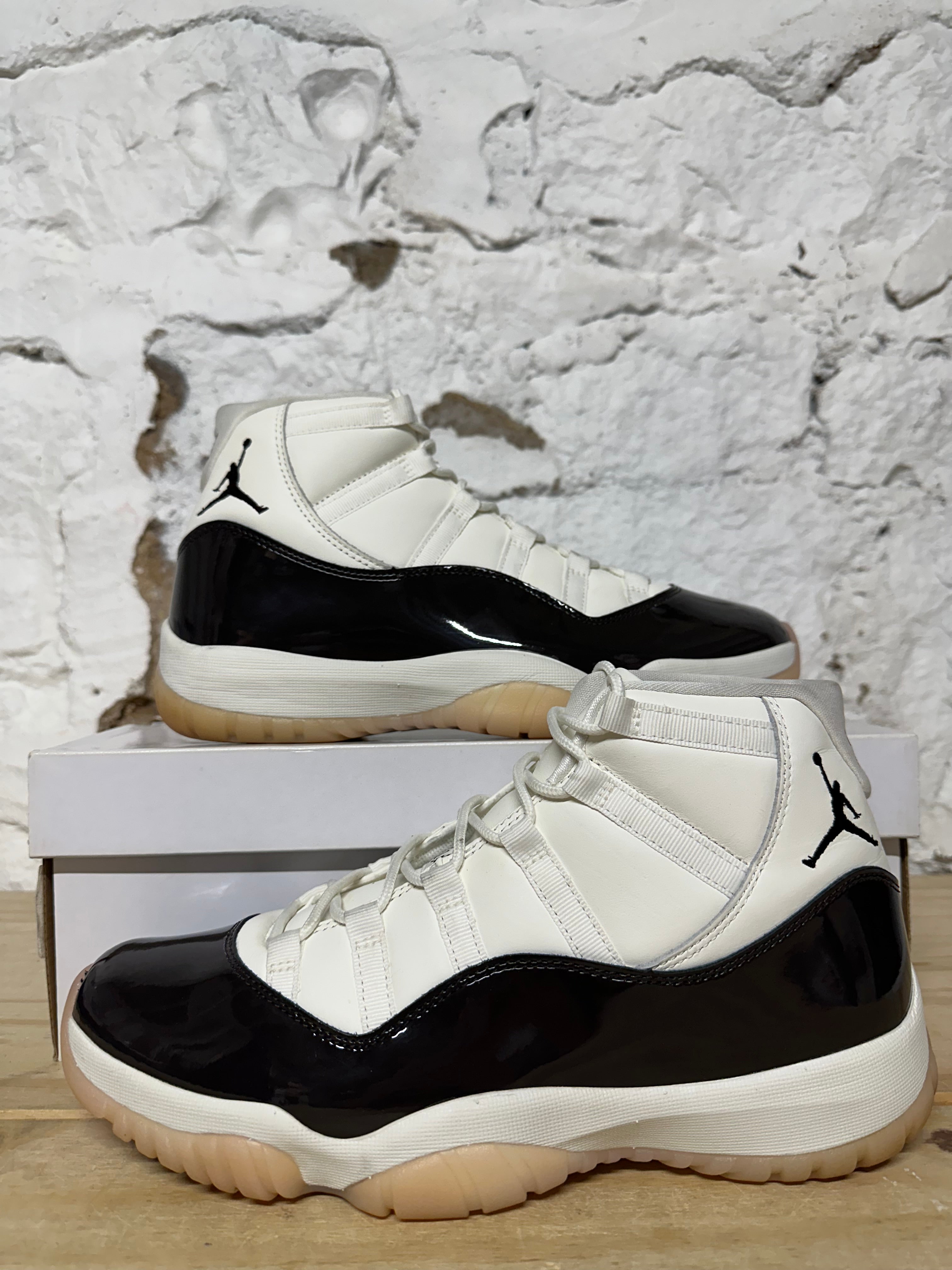 Air Jordan 11 High Neopolitan Sz 10 (11.5W)