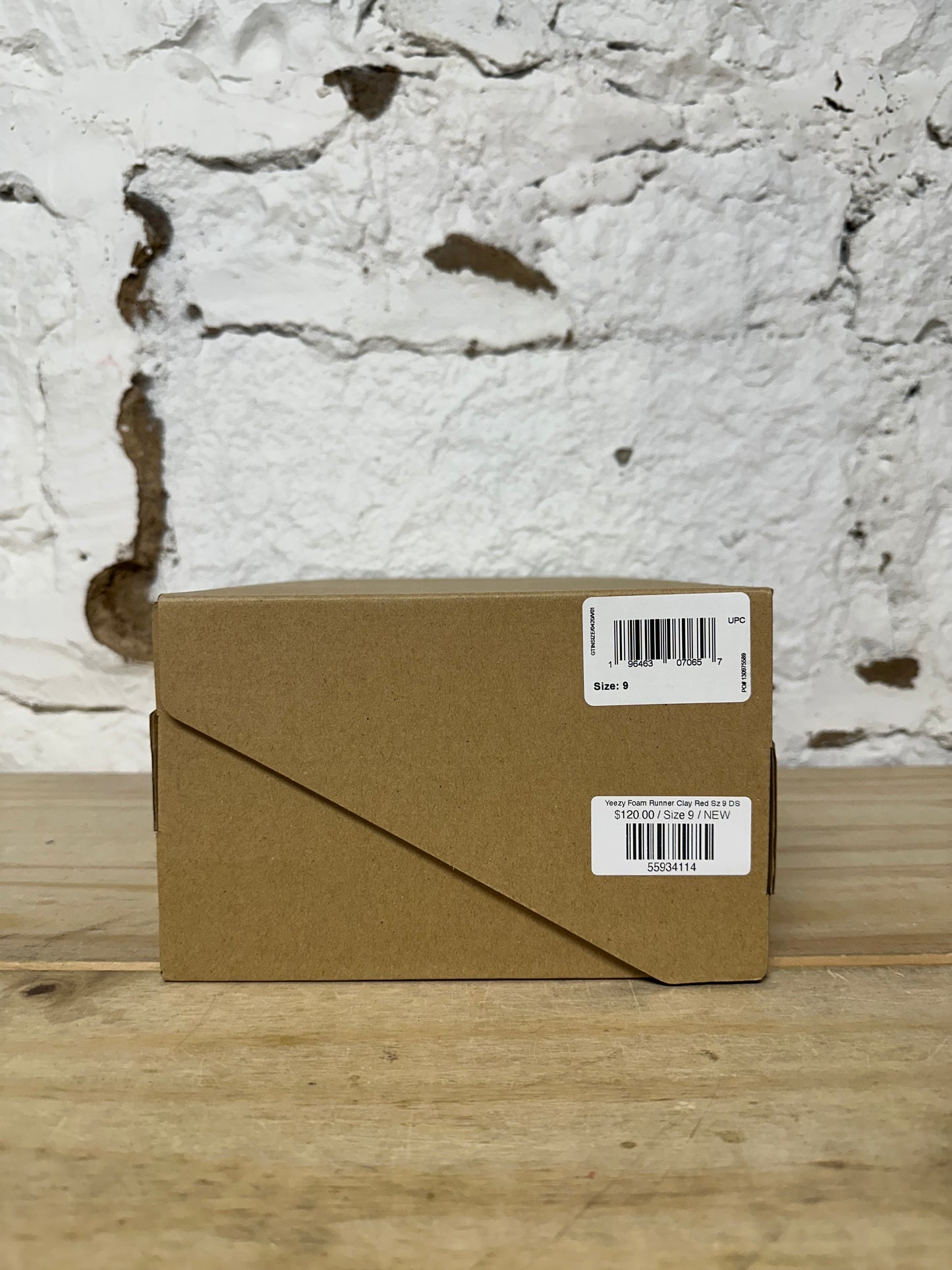 Yeezy Foam RNNR Clay Red Sz 9 DS