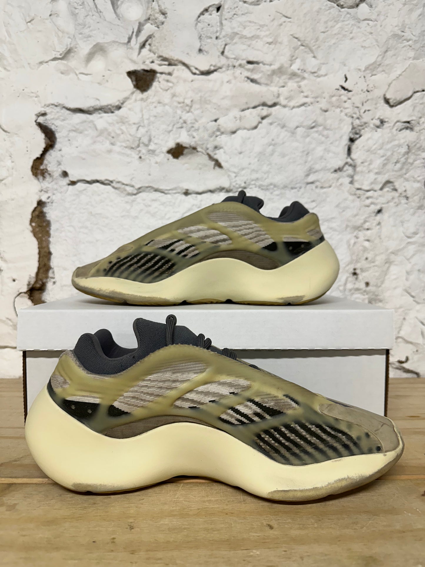 Yeezy 700 V3 Faded Salt Sz 9