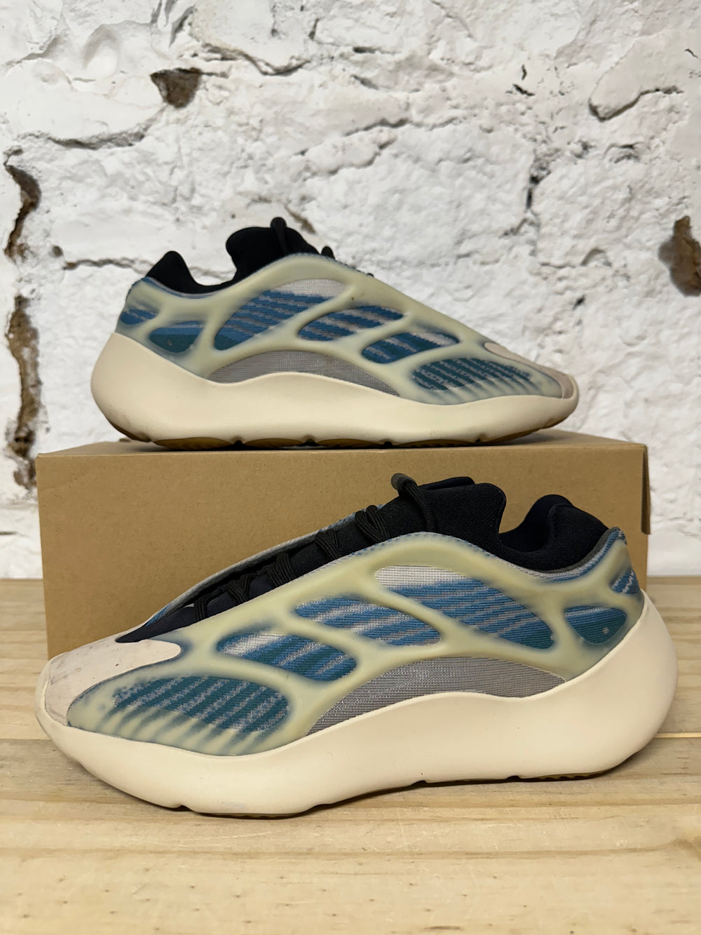 Yeezy 700 Kyanite Sz 10.5