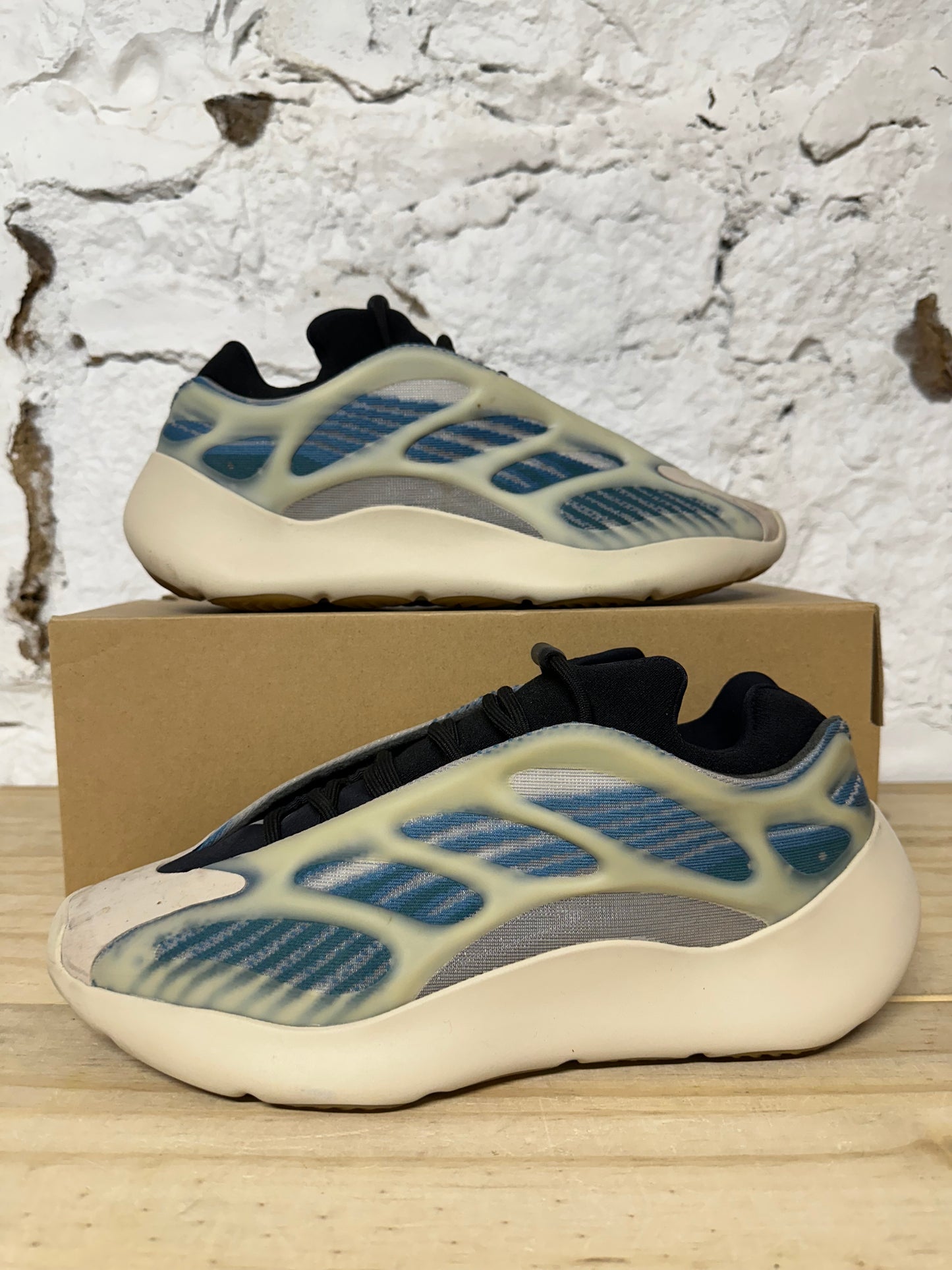 Yeezy 700 Kyanite Sz 10.5