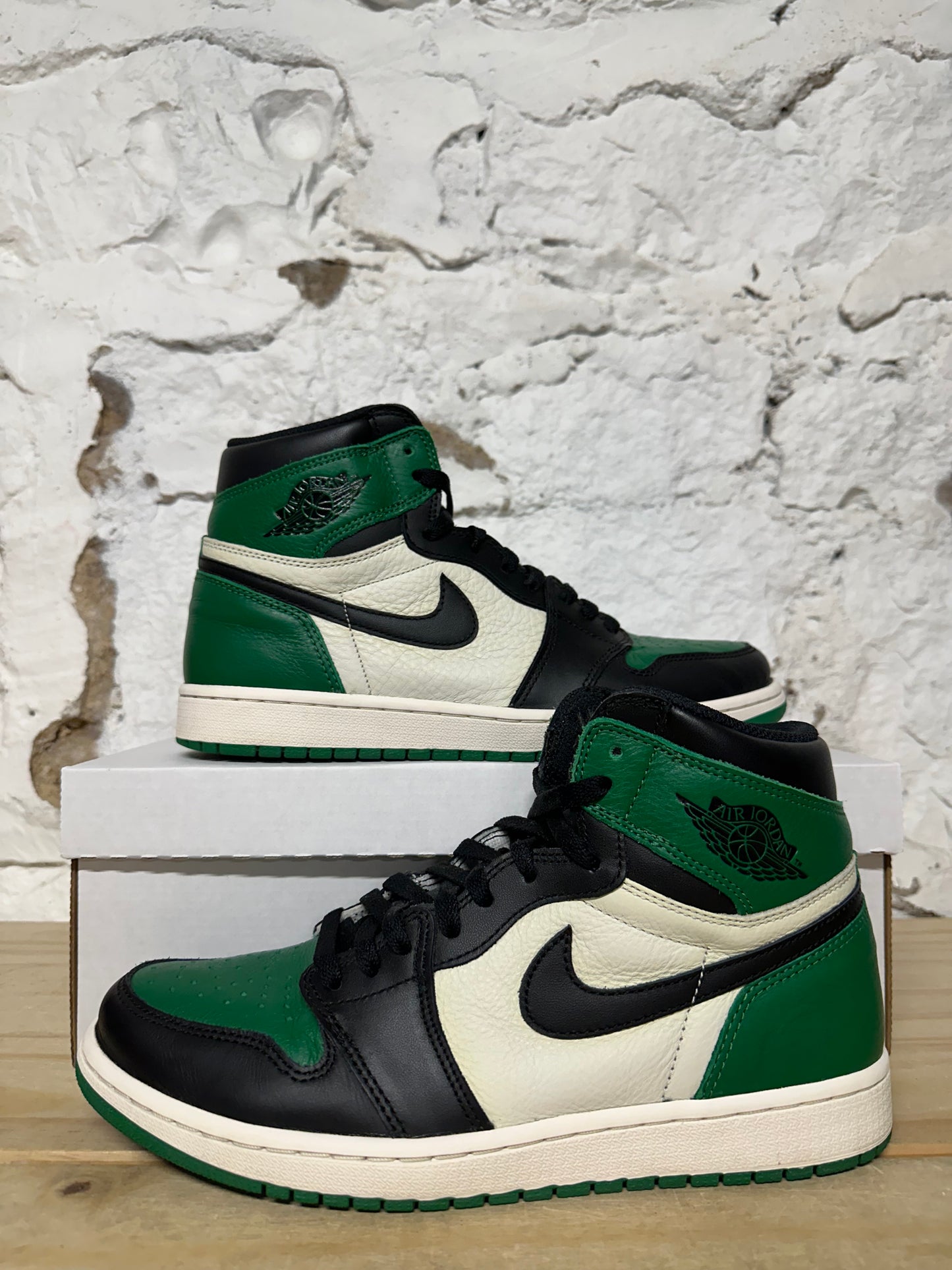 Air Jordan 1 Pine Green 1.0 Sz 9.5