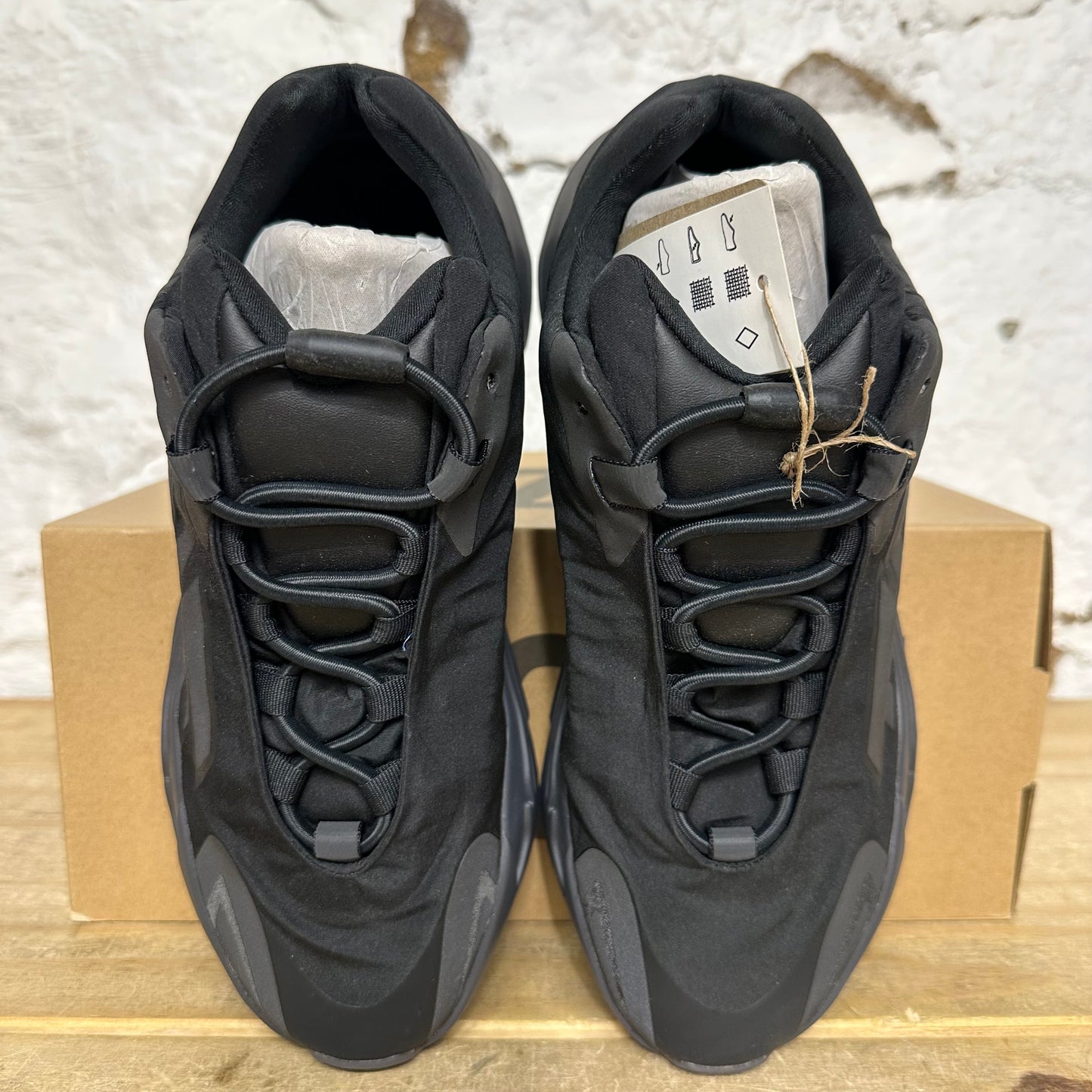 Yeezy 700 MNVN Triple Black Sz 8.5 DS