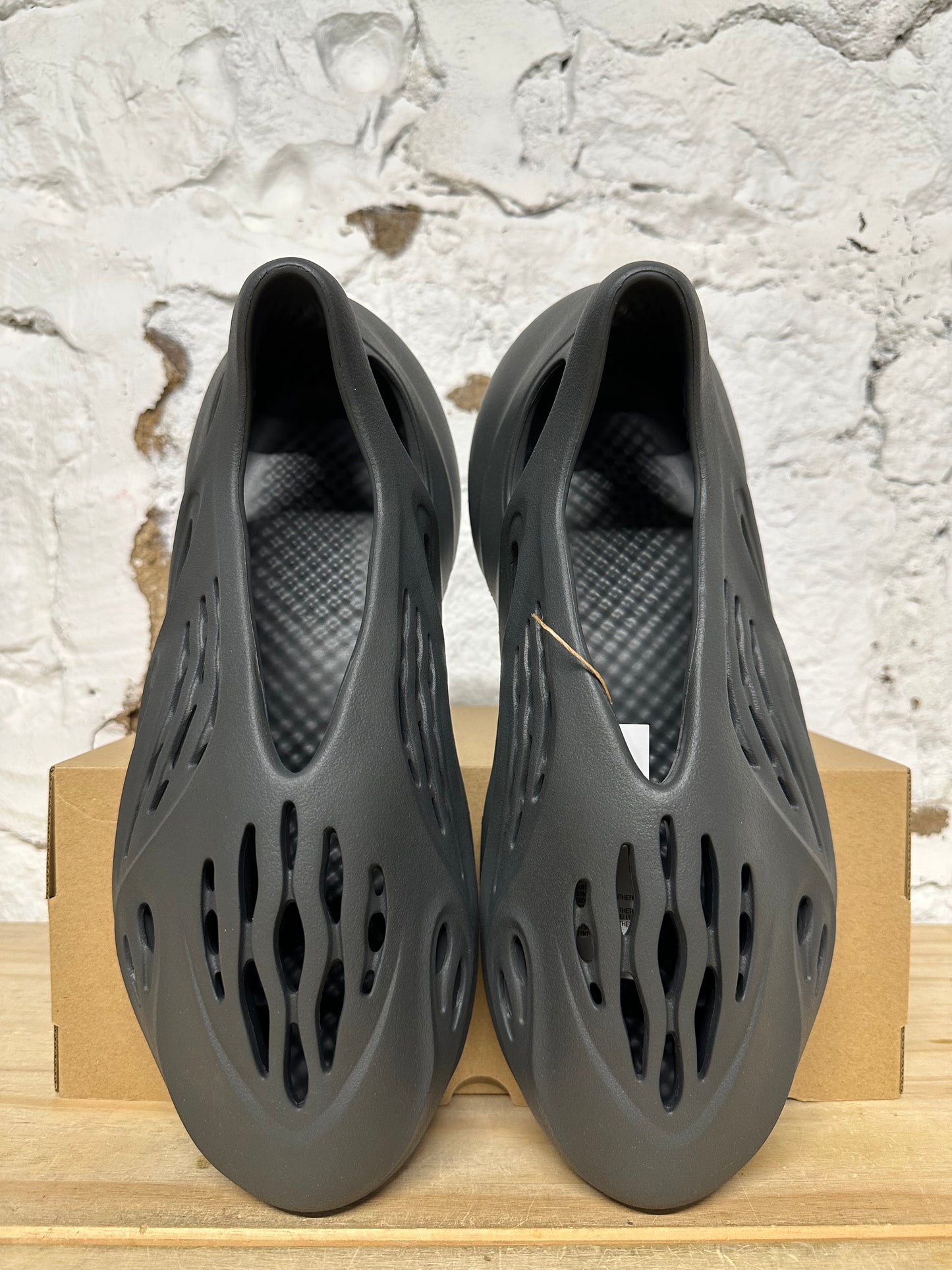 Yeezy Foam RNNR Carbon Sz 12 DS