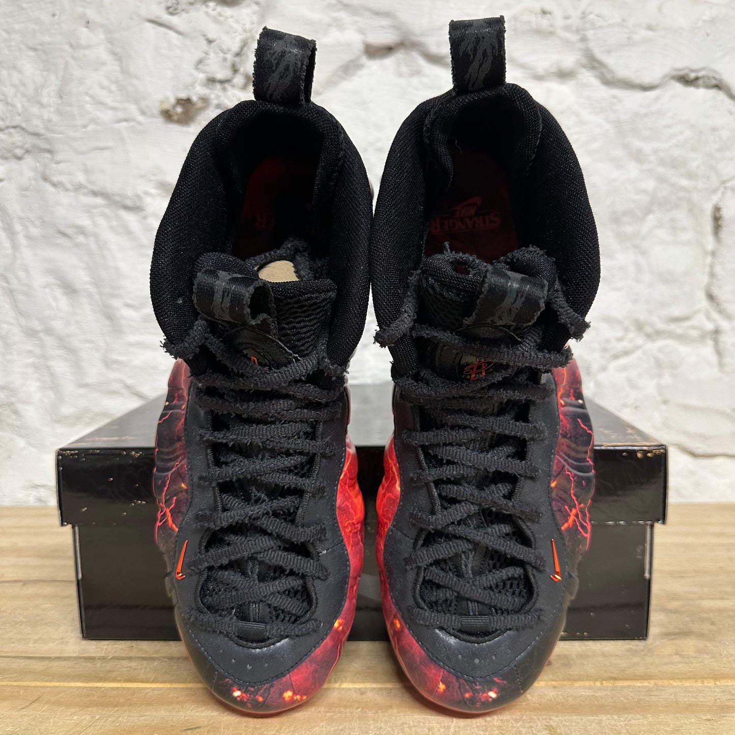 Nike Air Foamposite One Stranger Things Sz 9.5 DS