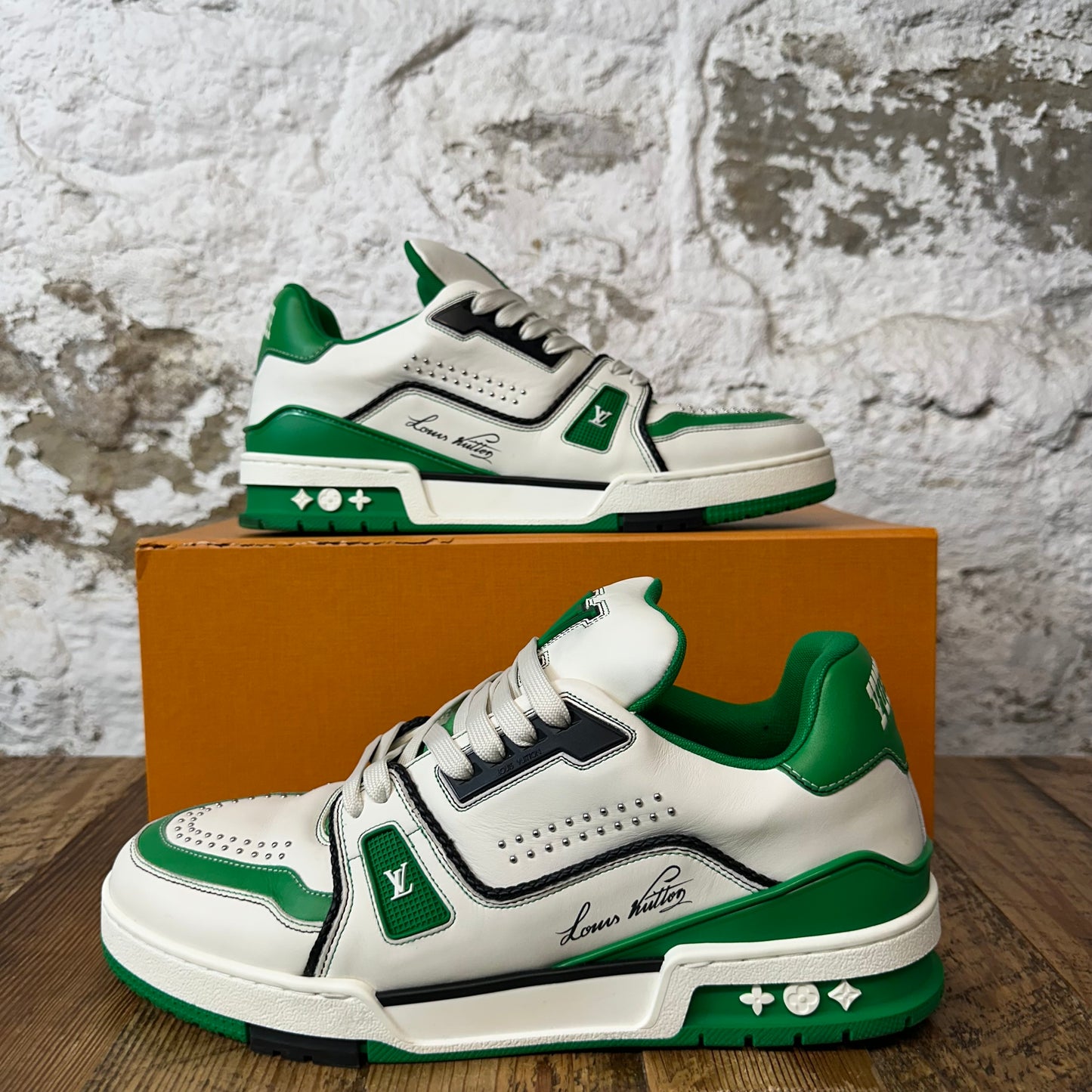 Louis Vuitton White Green Black Trainer Sz 9.5 (8LV)