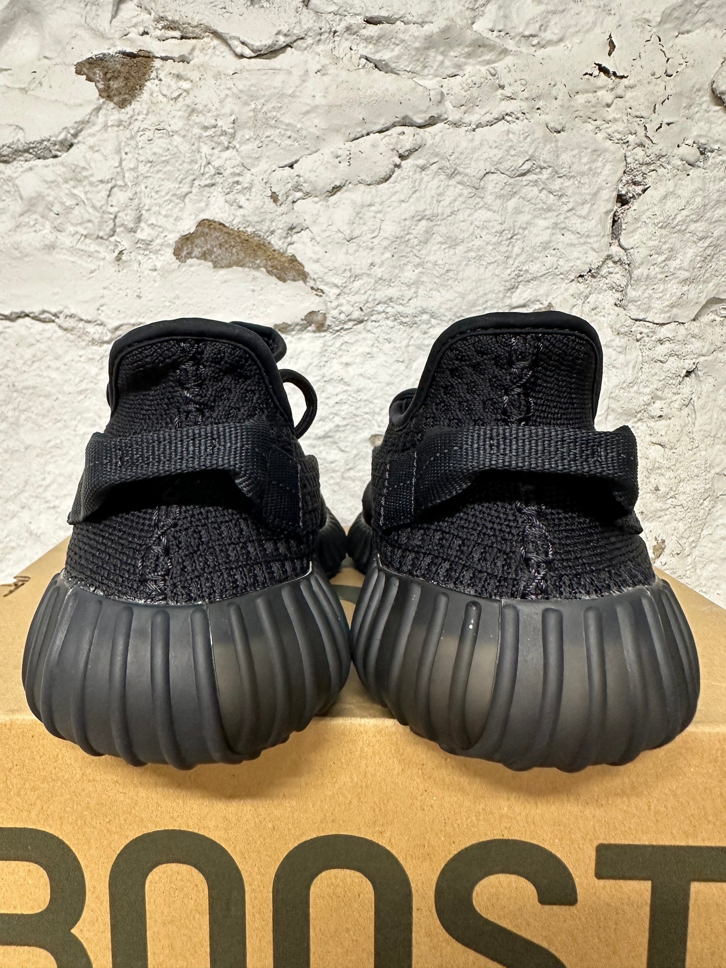 Yeezy 350 V2 Onyx Sz 8 DS
