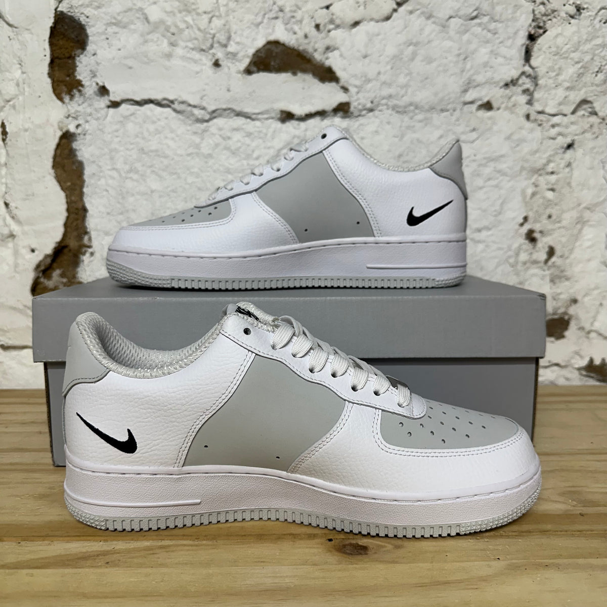 Nike Air Force 1 White Photon Dust Black Sz 8 DS