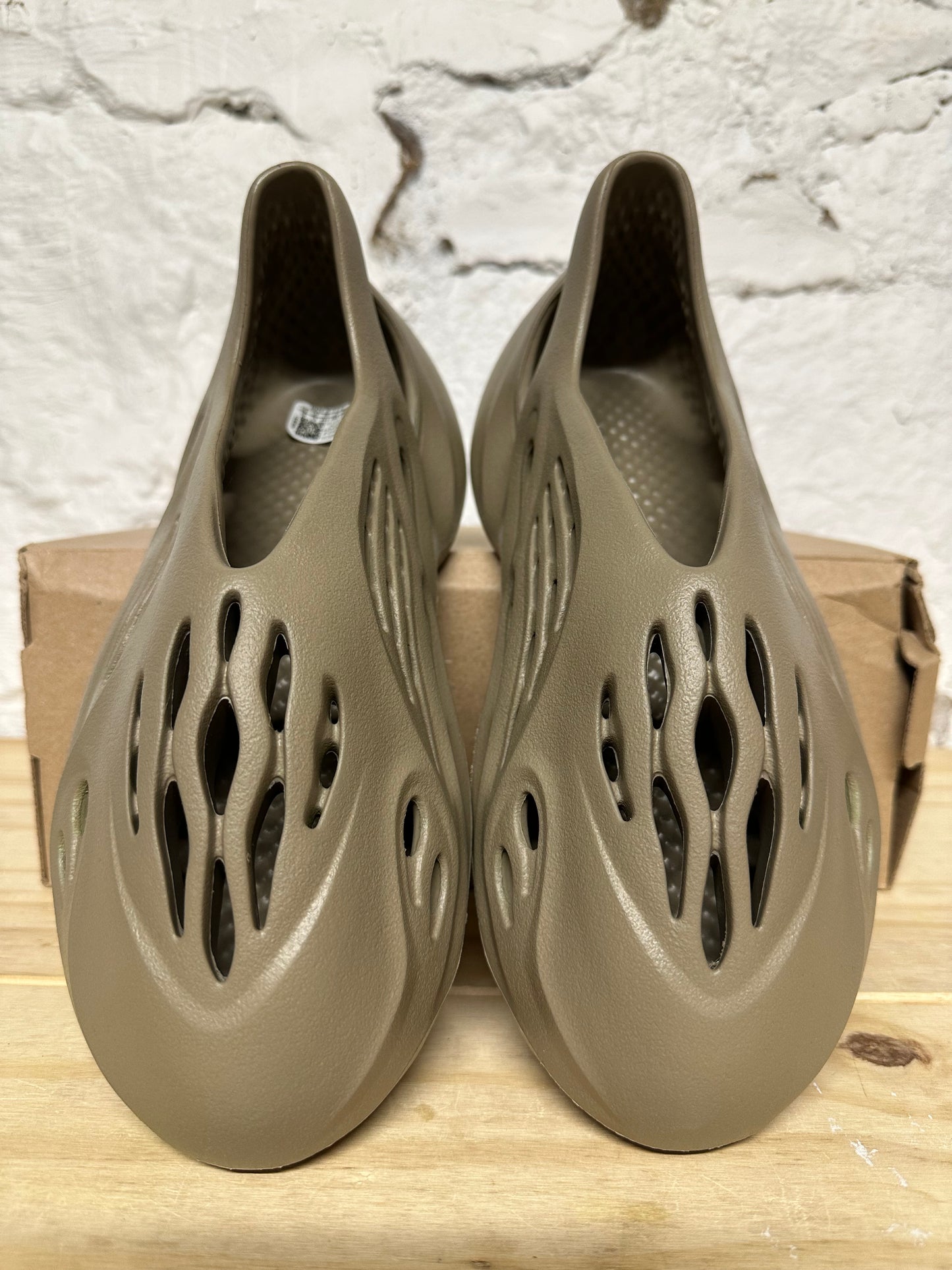 Yeezy Foam RNNR Stone Taupe Sz 10 DS
