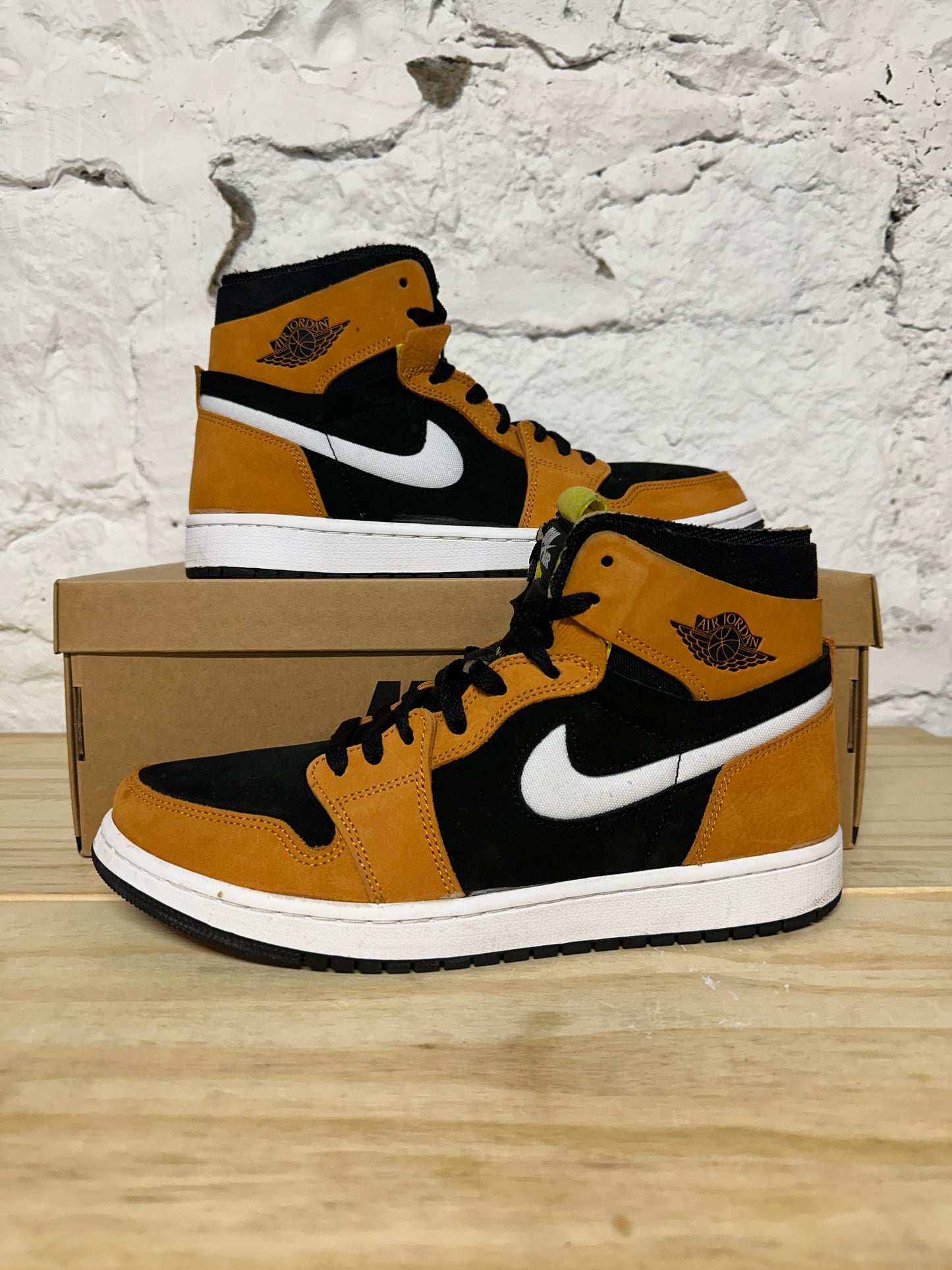 Air Jordan 1 High Zoom CMFT Black Monarch Sz 9.5