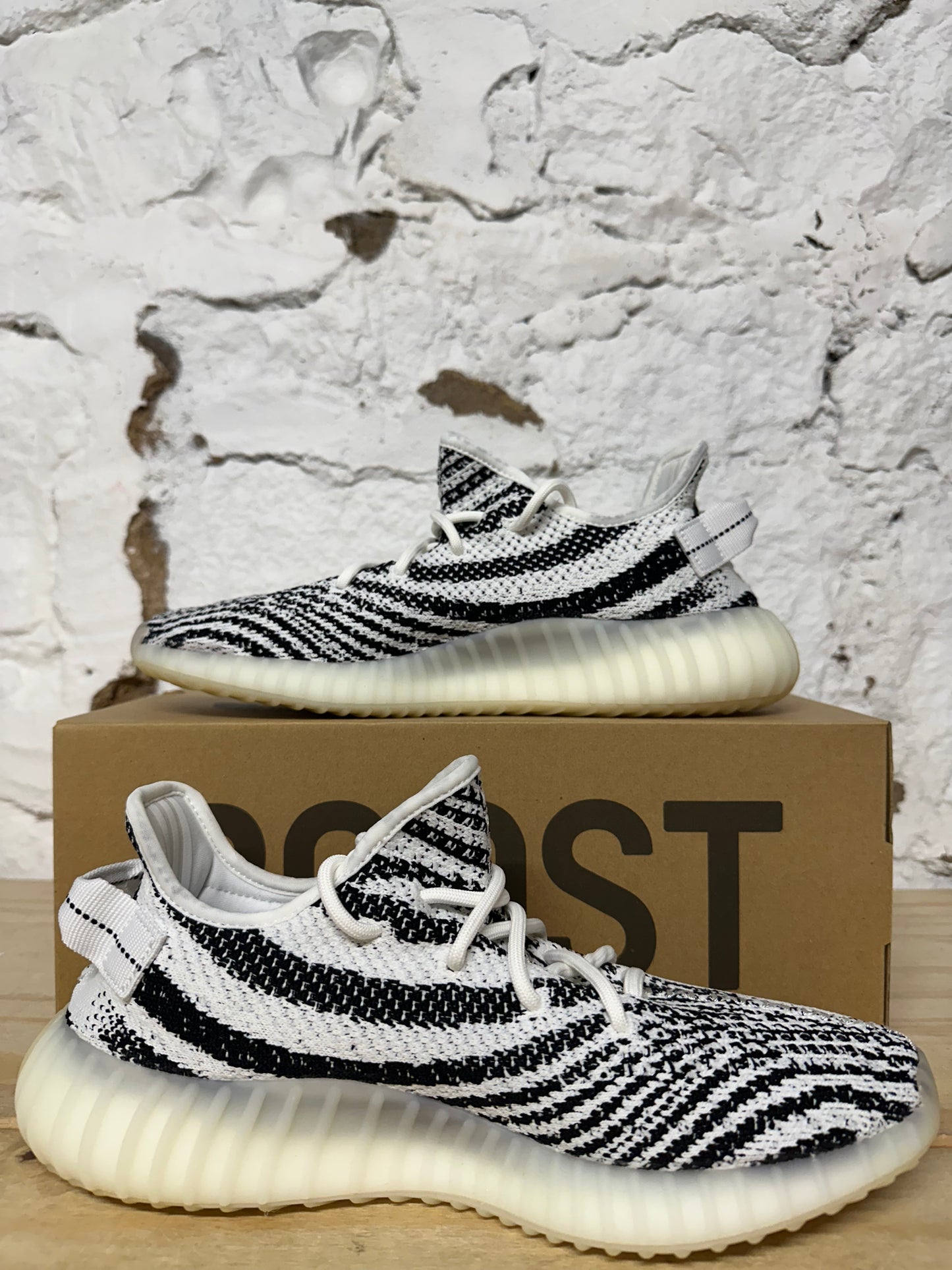 Yeezy 350 V2 Zebra Sz 9 DS