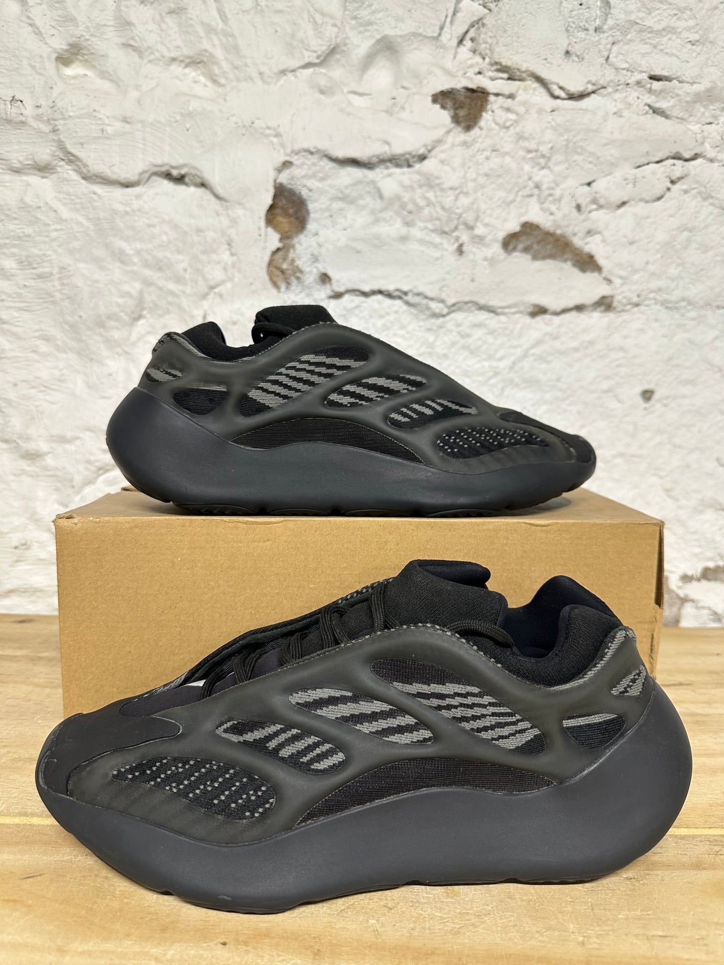 Yeezy 700 V3 Dark Glow Sz 9.5