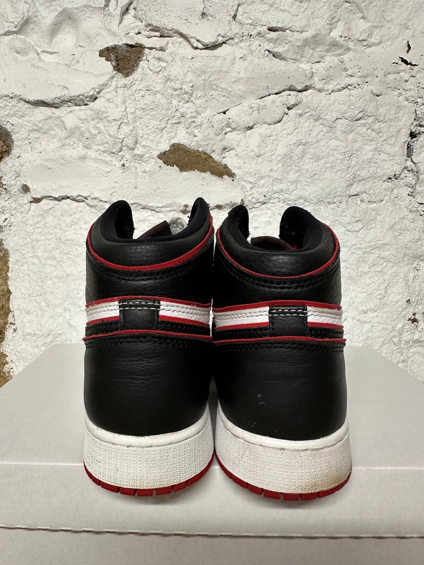 Air Jordan 1 High Bloodline Sz 6.5Y