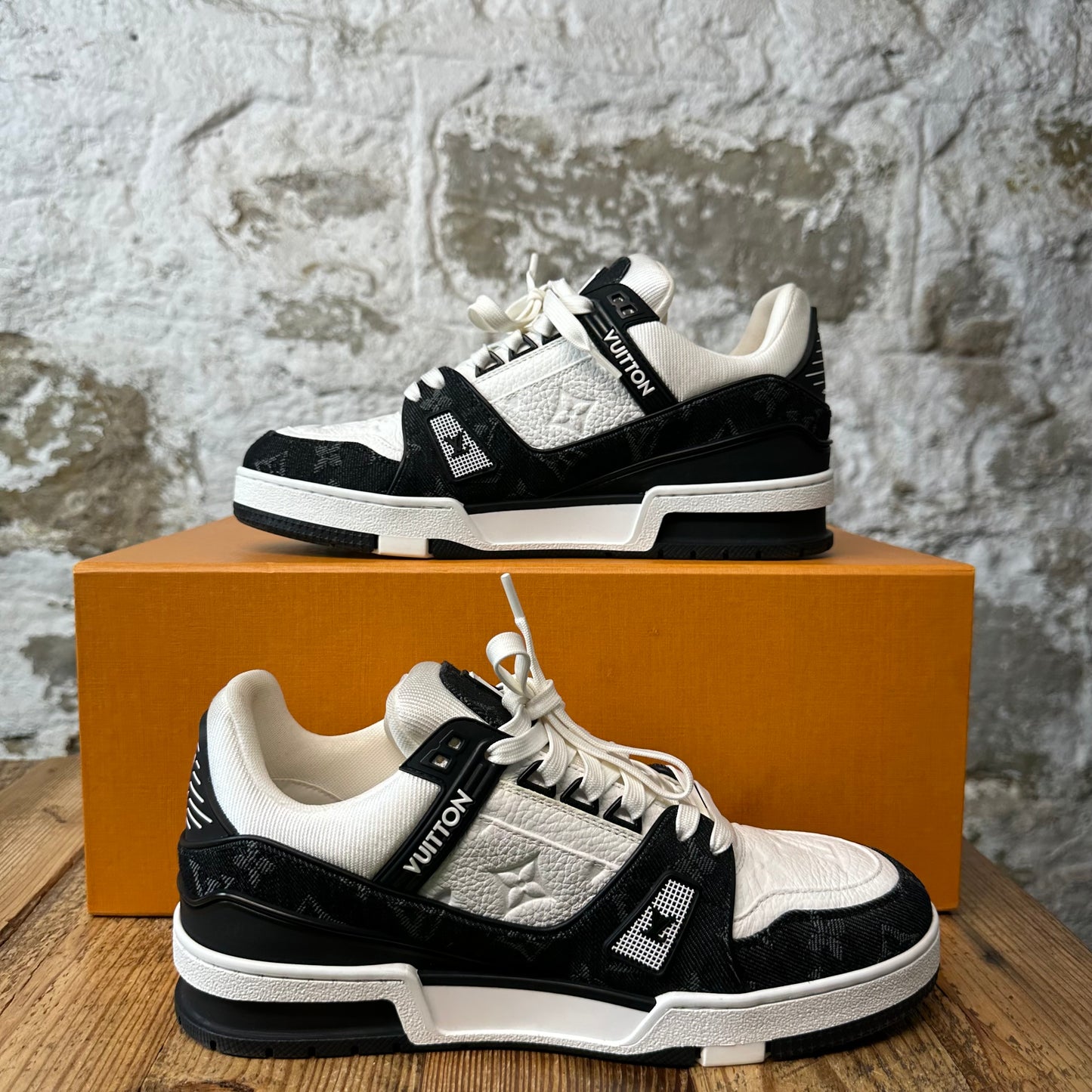 Louis Vuitton Black White Trainer Sneaker Sz 6 (38)