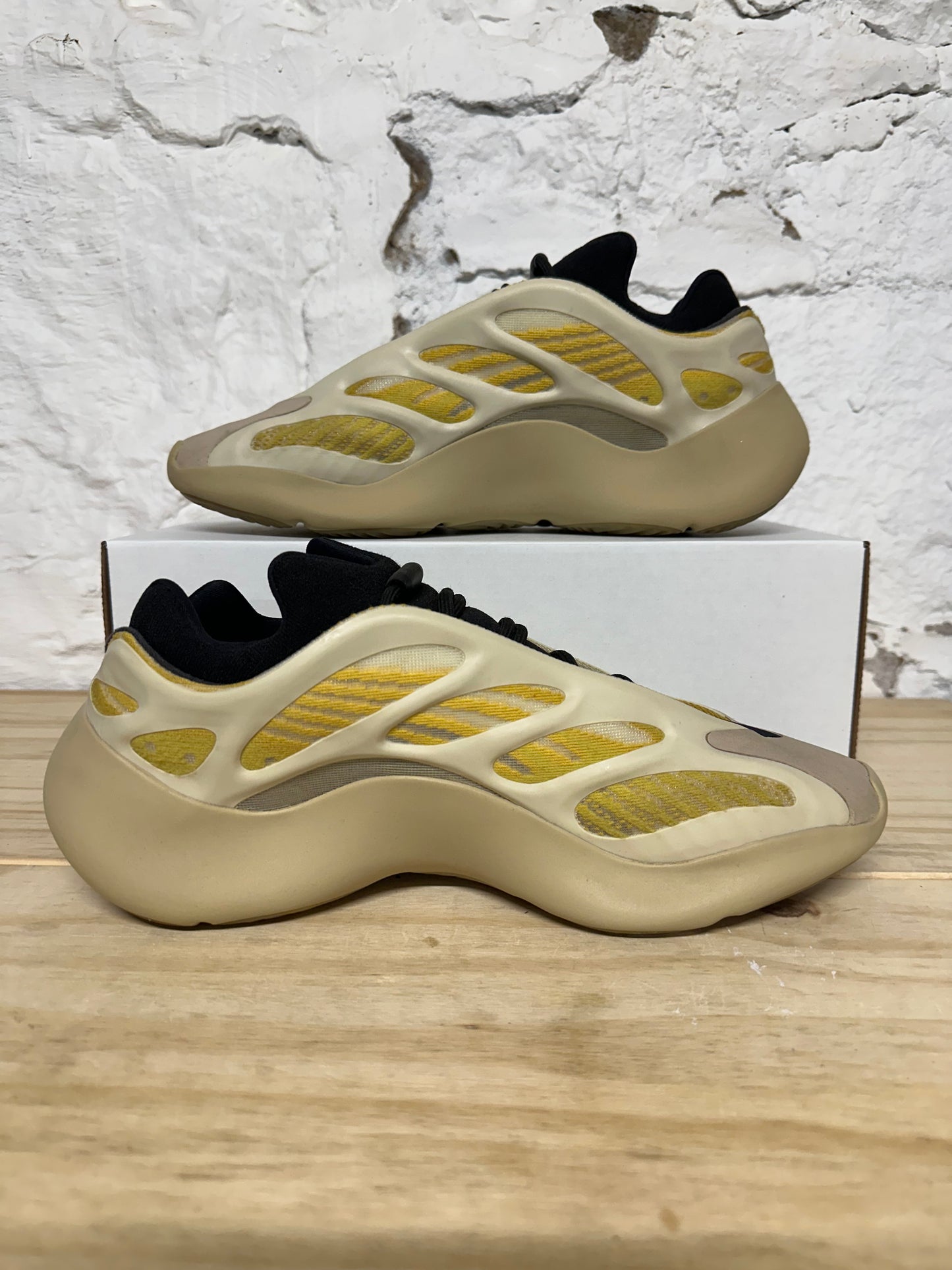Yeezy 700 V3 Safflower Sz 12