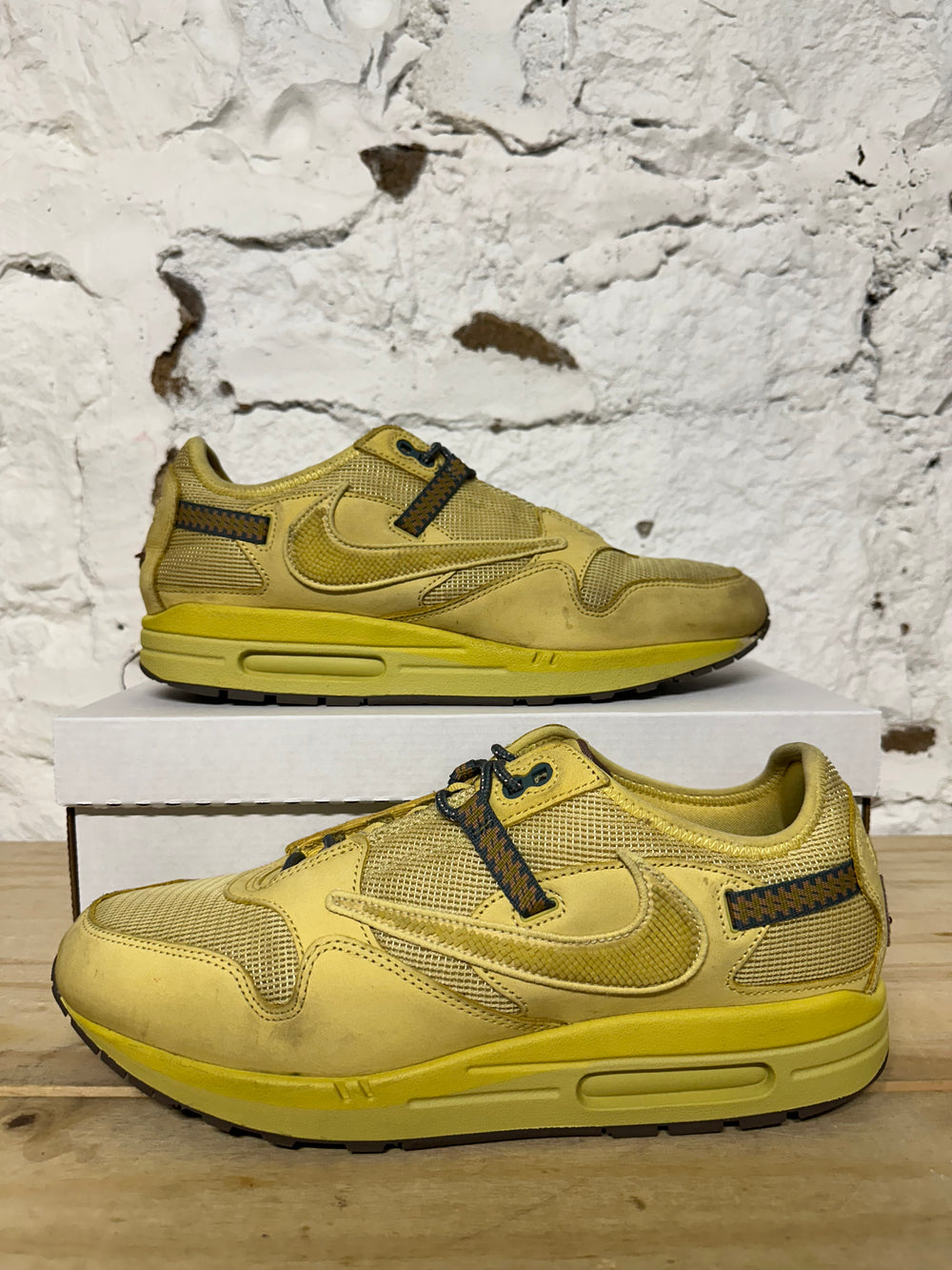 Nike Air Max 1 Travis Scott Saturn Gold Sz 12.5
