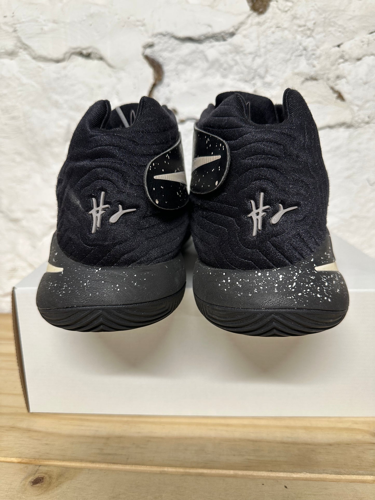Kyrie 2 EYBL SAMPLE Black Wolf Grey Sz 16