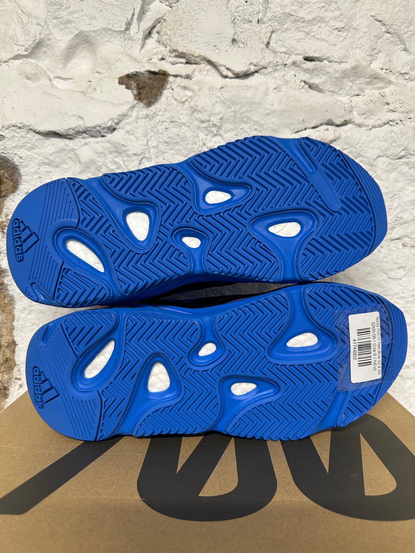 Yeezy 700 Hi-Res Blue Sz 9 DS