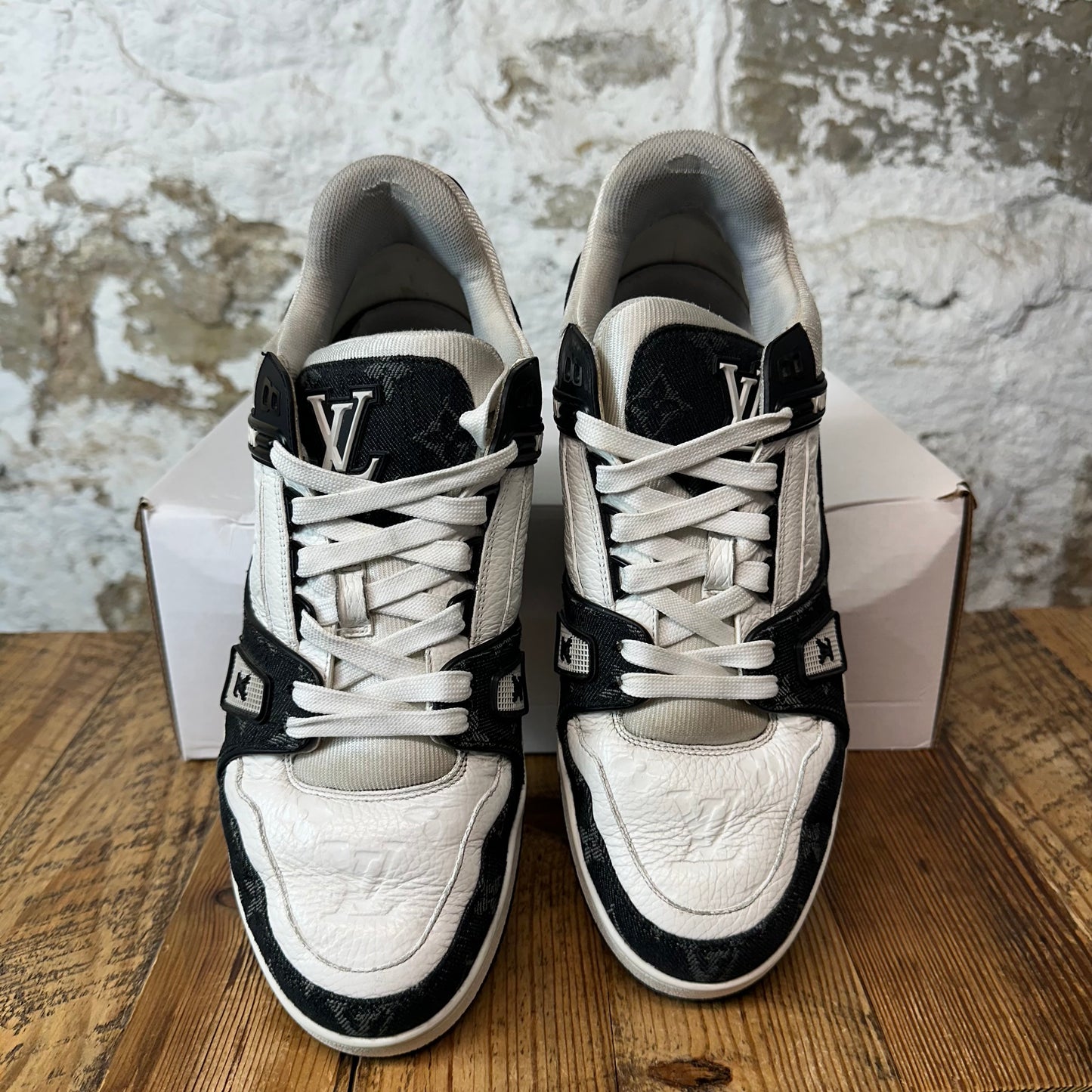 Louis Vuitton Black White Trainer Sneaker Sz 9.5 (8LV)