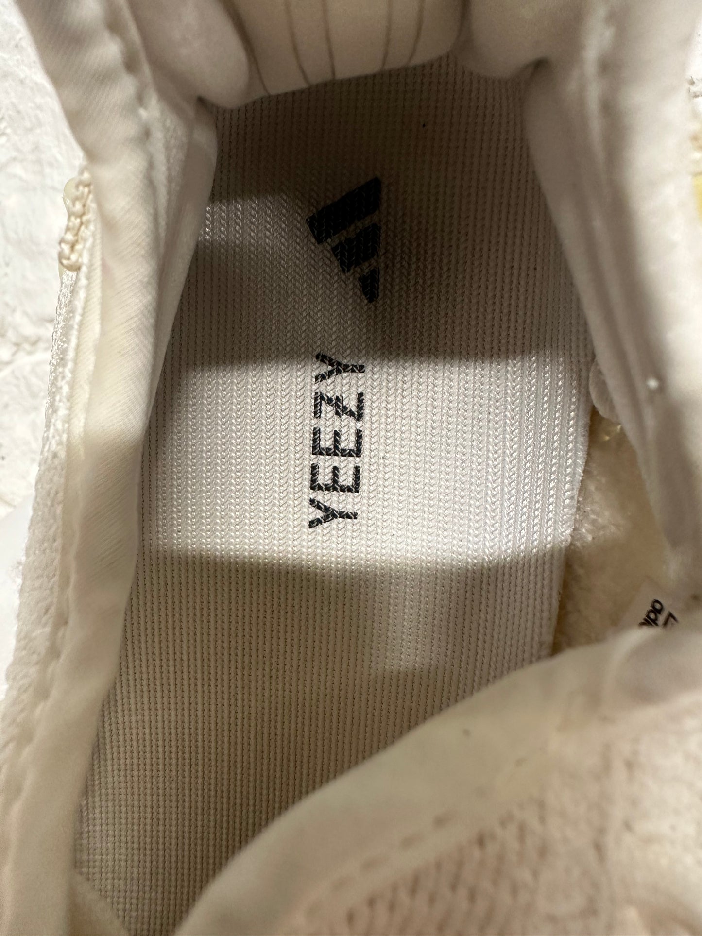 Yeezy 350 V2 Bone Sz 7.5