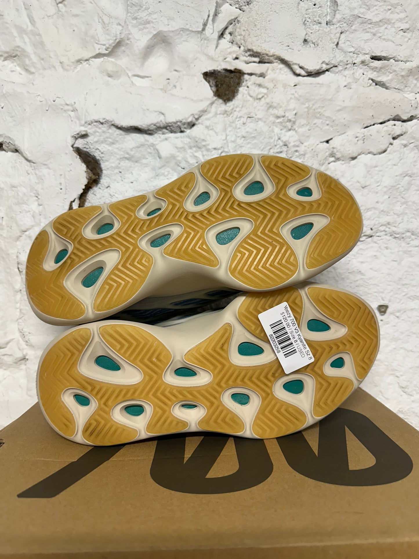 Yeezy 700 V3 Kyanite Sz 8