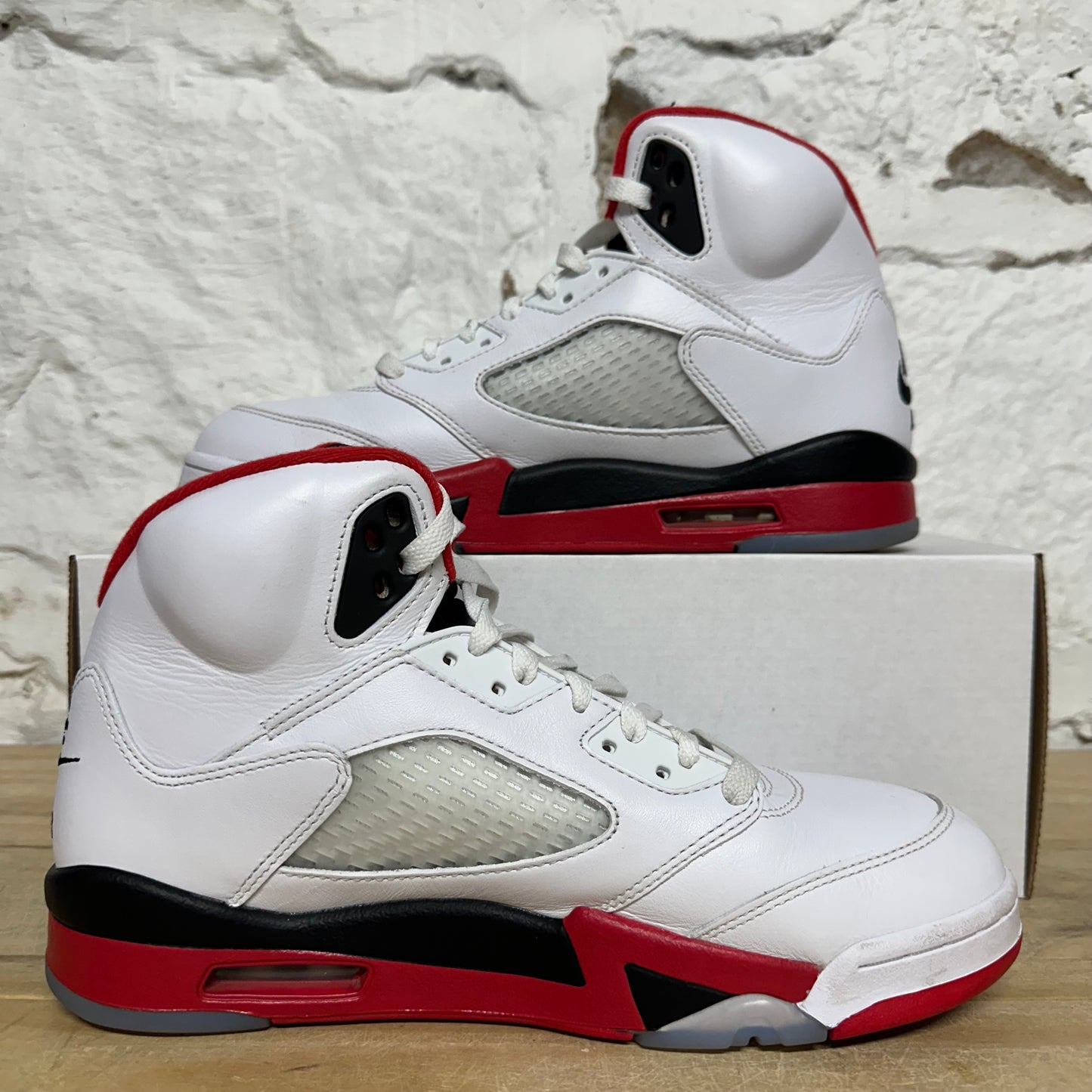Air Jordan 5 Fire Red Black Tongue (2025) Sz 9