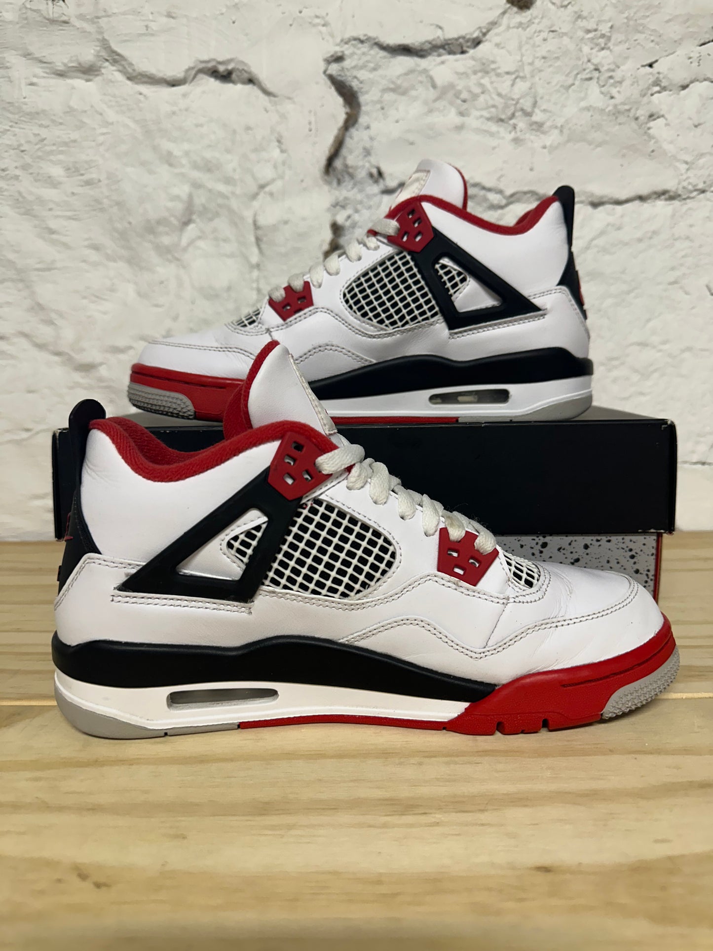 Air Jordan 4 Fire Red Sz 7Y