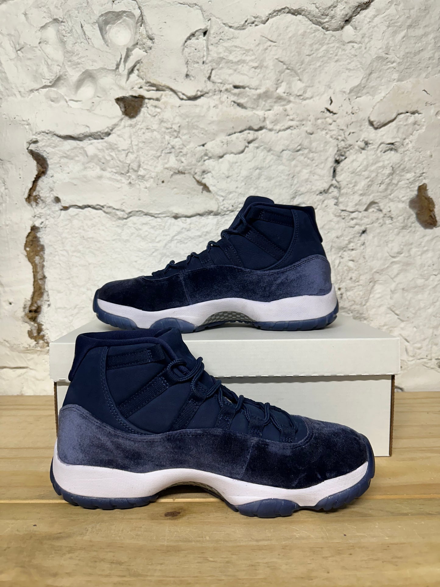 Air Jordan 11 Midnight Navy Velvet Sz 8 (9.5W)